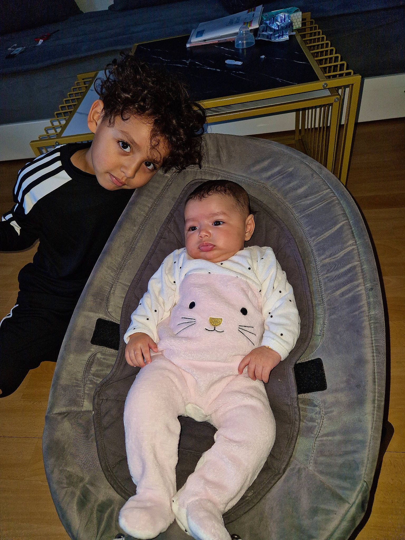 éline a rejoint le concours — aidez-le/la à gagner de superbes lots ! baby, baby_products, baby_toddler_clothing, chair, cheek, child, comfort, floor, flooring, foot, fun, happy, lap, leisure, person, product, room, sitting, table, toddler