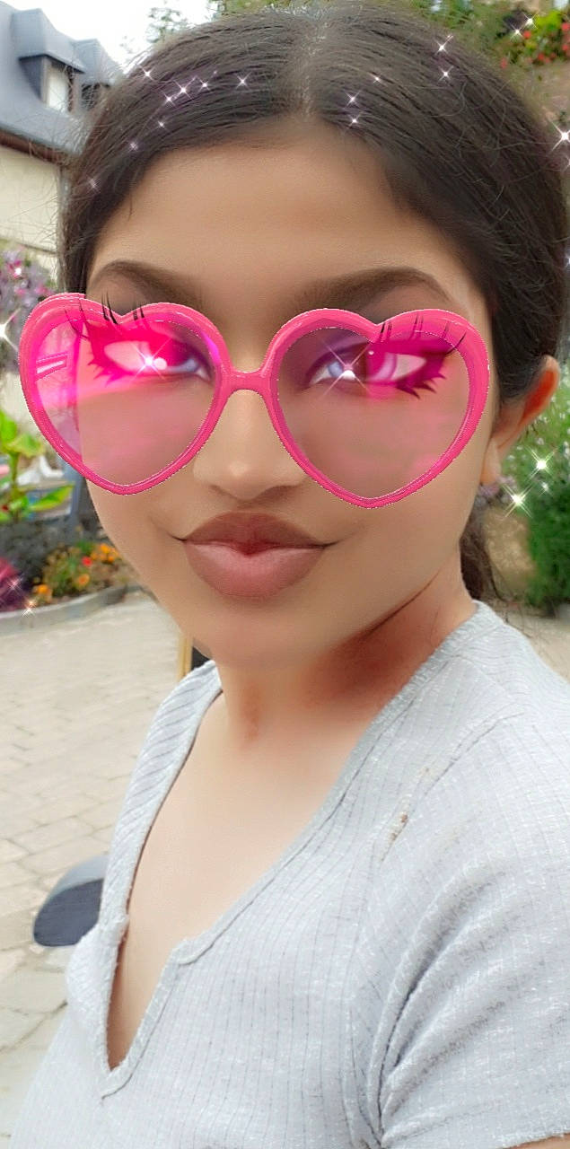 Farah participe au concours pour gagner de l'argent avec cette photo : bangs, cool, eye_glass_accessory, eyelash, eyewear, forehead, glasses, goggles, happy, jaw, joy, lip, lipstick, magenta, nose, person, personal_protective_equipment, pink, plant, smile