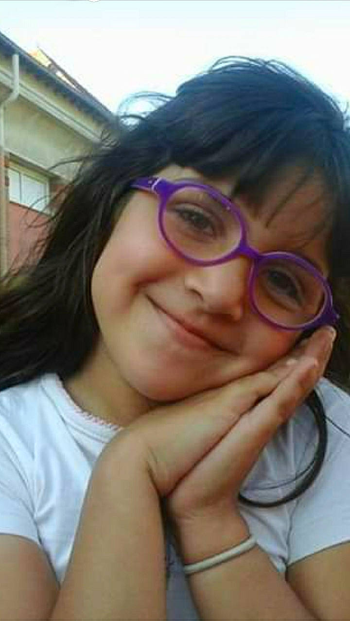 Farah participe au concours pour gagner de l'argent avec cette photo : cheek, chin, eyebrow, eyelash, eyewear, face, forehead, gesture, glasses, hair, happy, jaw, joy, lip, mouth, neck, nose, person, shoulder, skin