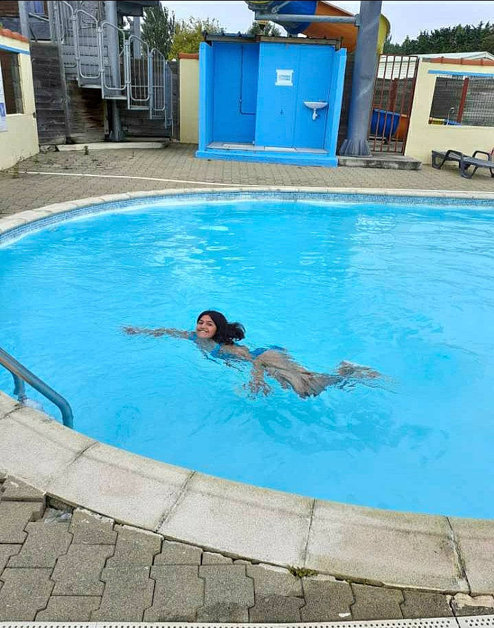 Farah participe au concours pour gagner de l'argent avec cette photo : aqua, azure, building, composite_material, door, fun, headwear, house, joy, leisure, leisure_centre, person, plant, recreation, resort_town, swimming_pool, swimwear, thigh, vacation, water