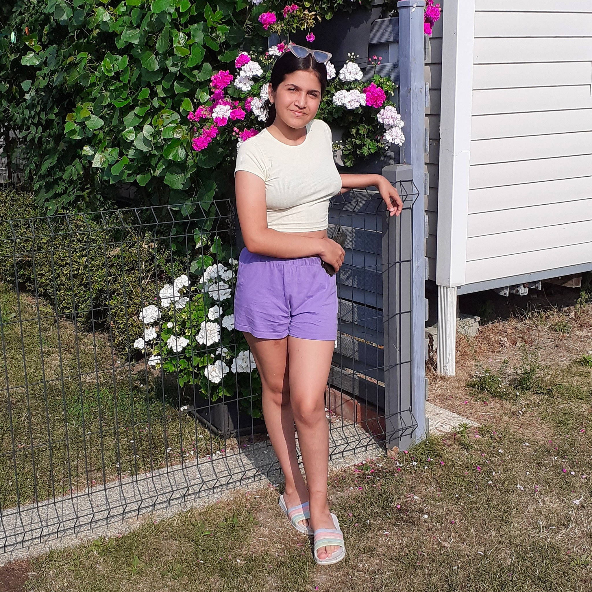 Farah participe au concours pour gagner de l'argent avec cette photo : abdomen, arm, door, flower, grass, human_body, human_leg, joy, knee, magenta, people_in_nature, person, petal, pink, plant, shorts, shrub, smile, t_shirt, thigh
