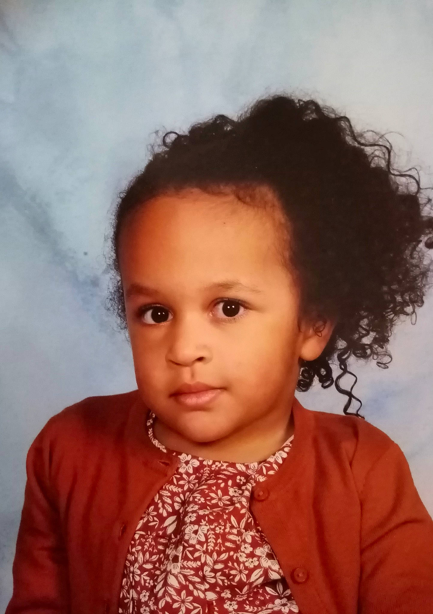 Lina participe au concours pour gagner de l'argent avec cette photo : black_hair, cheek, chin, eye, eyebrow, eyelash, face, flash_photography, forehead, gesture, hair, happy, iris, lip, neck, nose, people, person, shoulder, skin