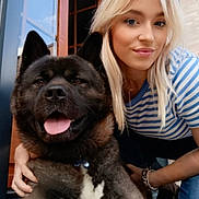 Kourouk participe au concours pour gagner de l'argent avec cette photo : blonde_hair, bracelet, casual, closeup, dog, door, friendship, furry, happy, jeans, large_dog, outdoor, pet, portrait, reflection, smiling, striped_shirt, tongue_out, window, woman