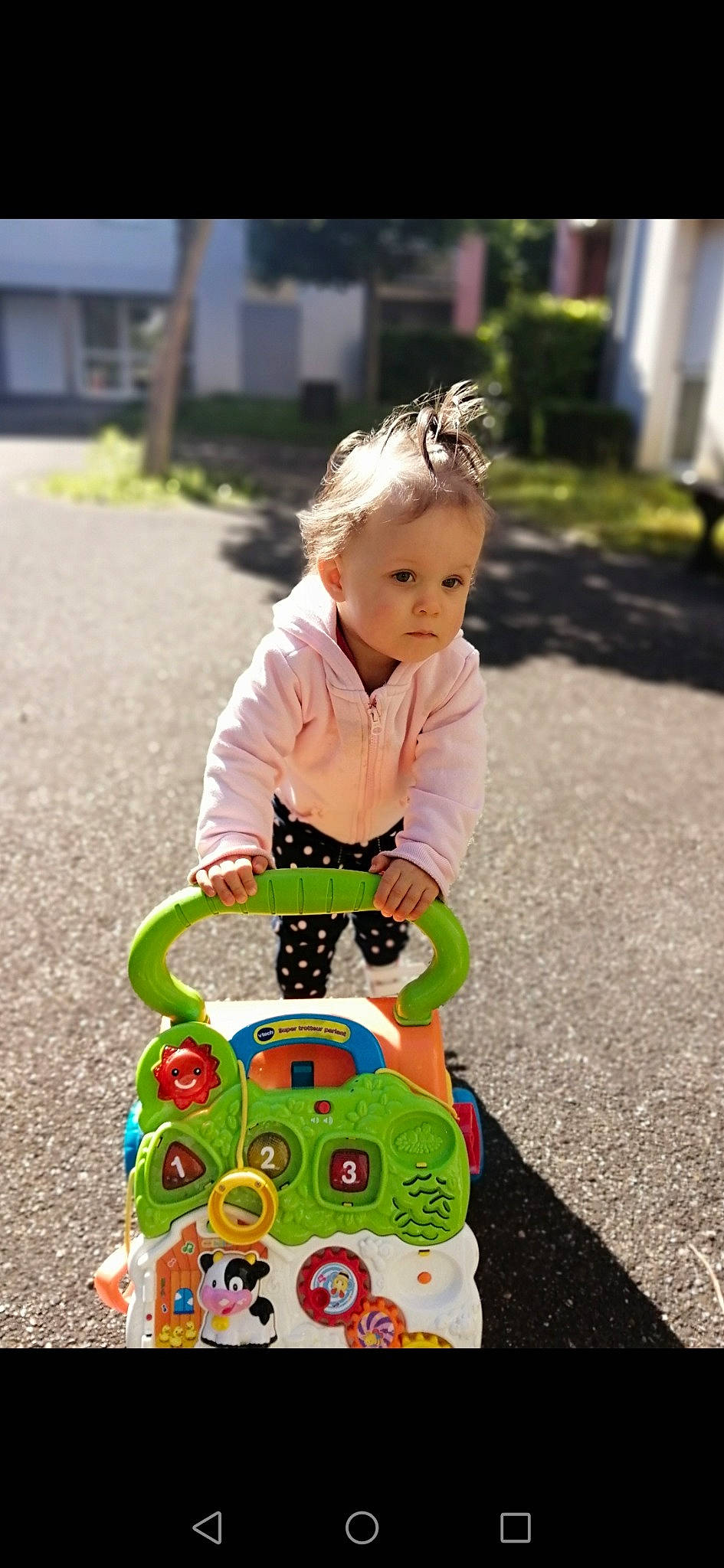 Kimberly a rejoint le concours — aidez-le/la à gagner de superbes lots ! baby_toddler_clothing, child, event, fun, grass, happy, people, people_in_nature, person, photograph, plant, play, recreation, sitting, snapshot, summer, t_shirt, tire, toddler, toy