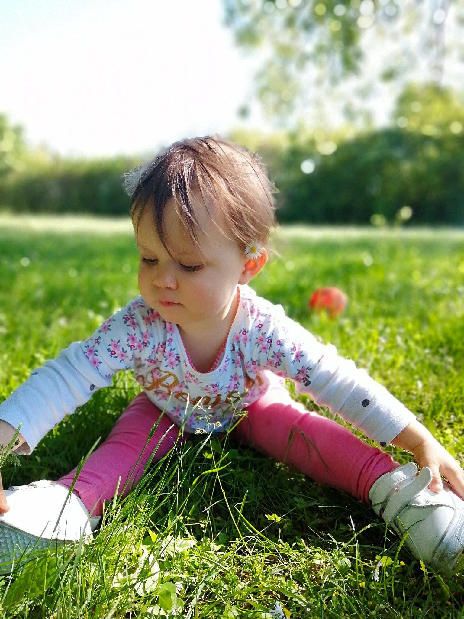 Kimberly participe au concours pour gagner de l'argent avec cette photo : baby_toddler_clothing, child, fun, grass, grass_family, grassland, happy, lawn, leaf, leisure, meadow, morning, natural_environment, people_in_nature, person, plant, recreation, summer, sunlight, toddler