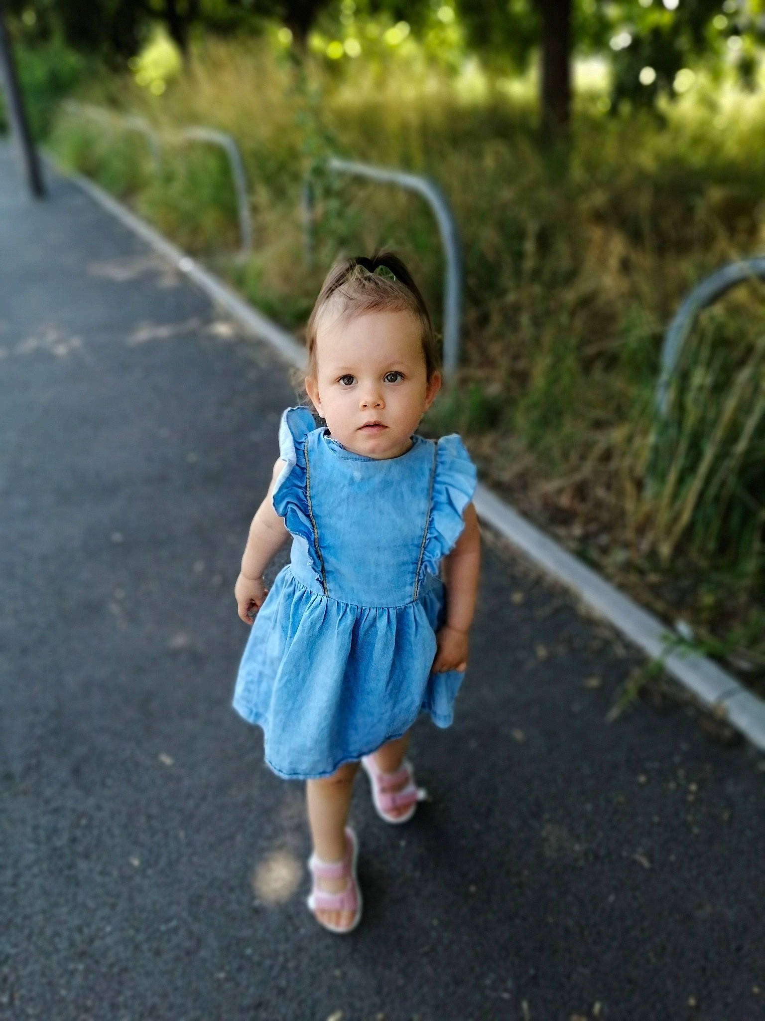 Kimberly participe au concours pour gagner de l'argent avec cette photo : asphalt, baby, baby_toddler_clothing, child, denim, electric_blue, face, grass, grass_family, happy, iris, jeans, leaf, leisure, people_in_nature, person, plant, sleeve, t_shirt, toddler