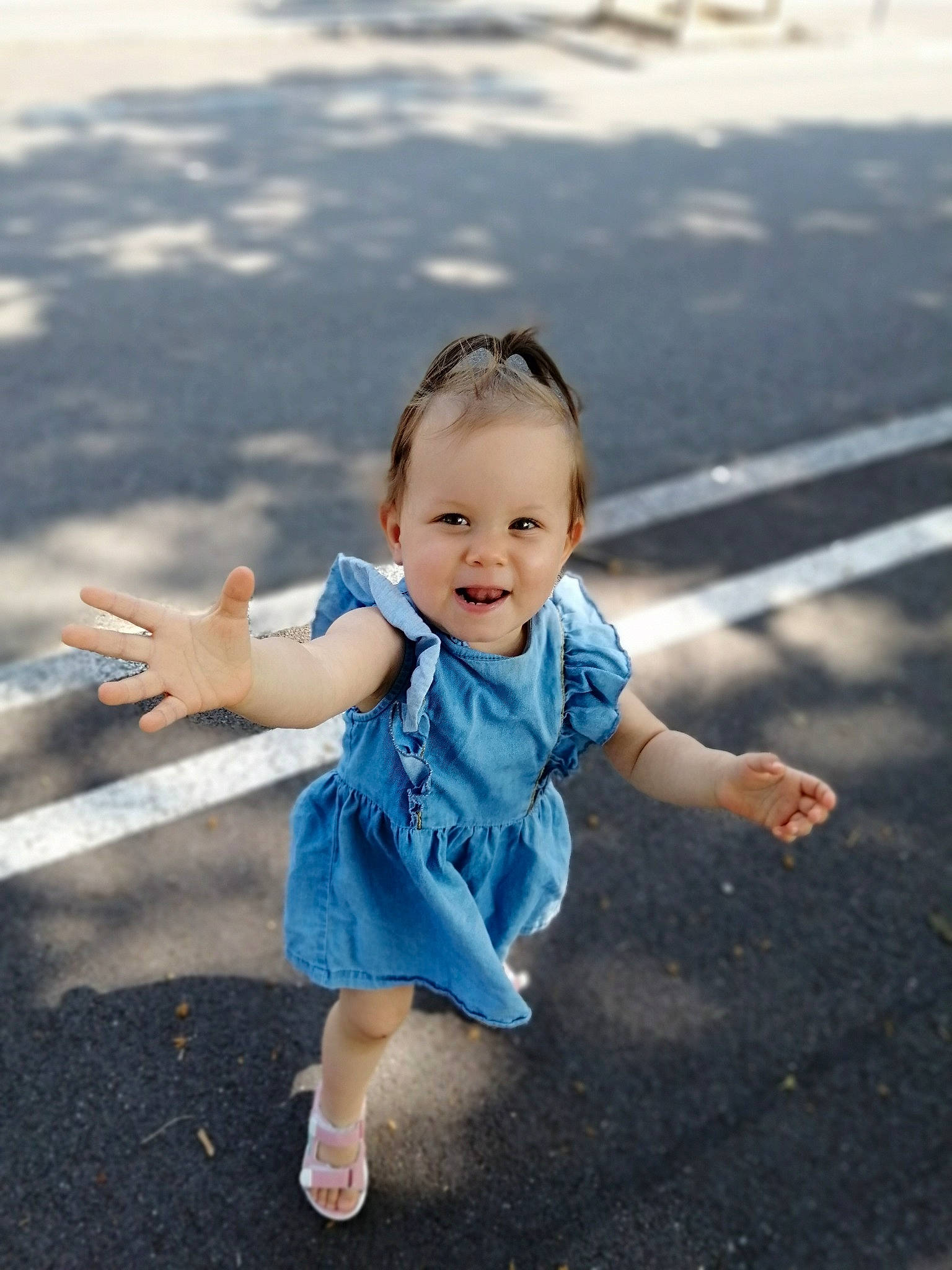 Kimberly a rejoint le concours — aidez-le/la à gagner de superbes lots ! asphalt, baby, baby_toddler_clothing, child, electric_blue, flash_photography, fun, gesture, grass, happy, human_leg, leisure, people_in_nature, person, recreation, road, sandal, sitting, smile, toddler