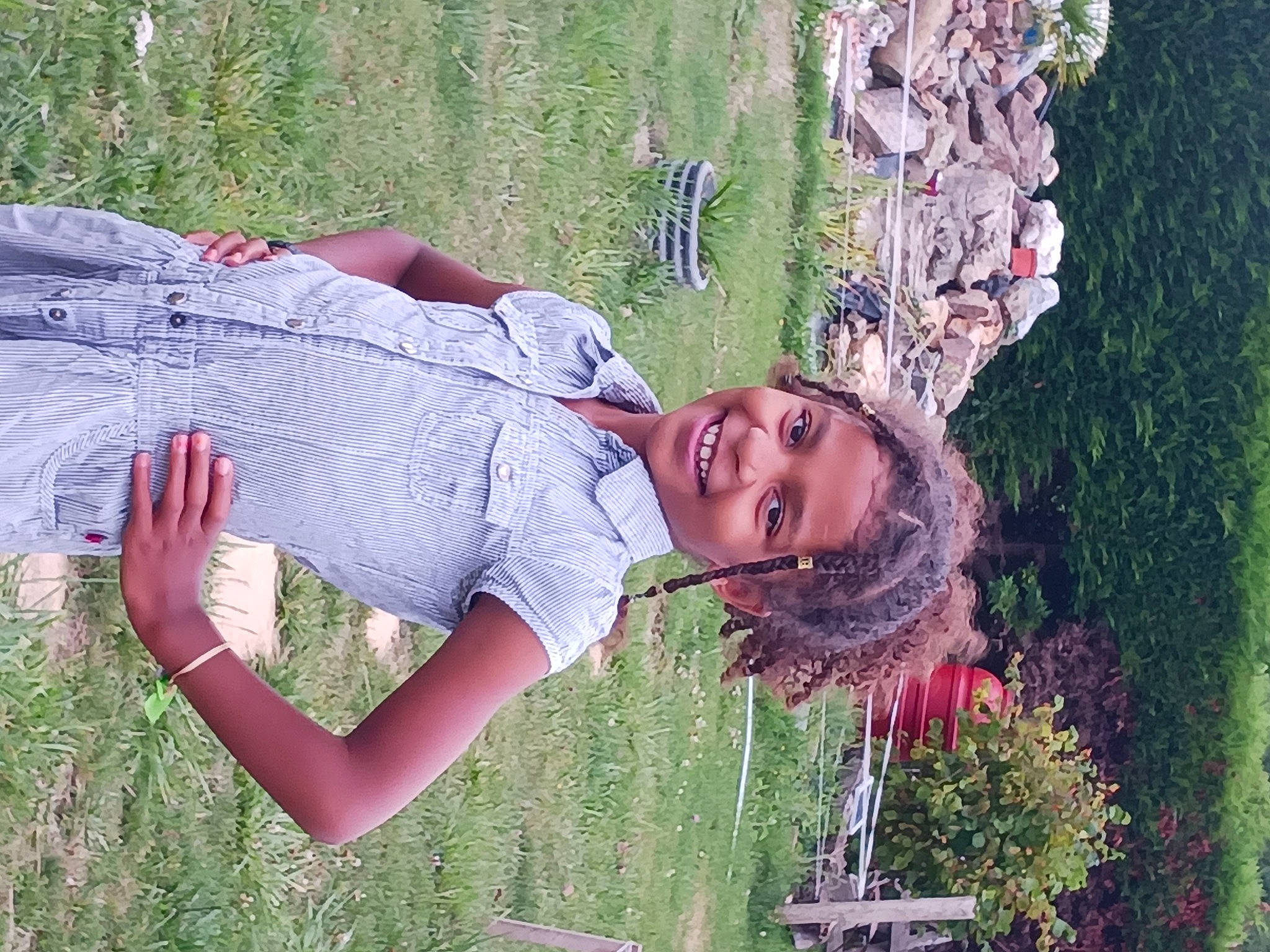 Léandrina a rejoint le concours — aidez-le/la à gagner de superbes lots ! child, fun, grass, grass_family, grassland, happy, joy, landscape, leisure, meadow, pattern, people_in_nature, person, plant, prairie, recreation, smile, tree, water, wood