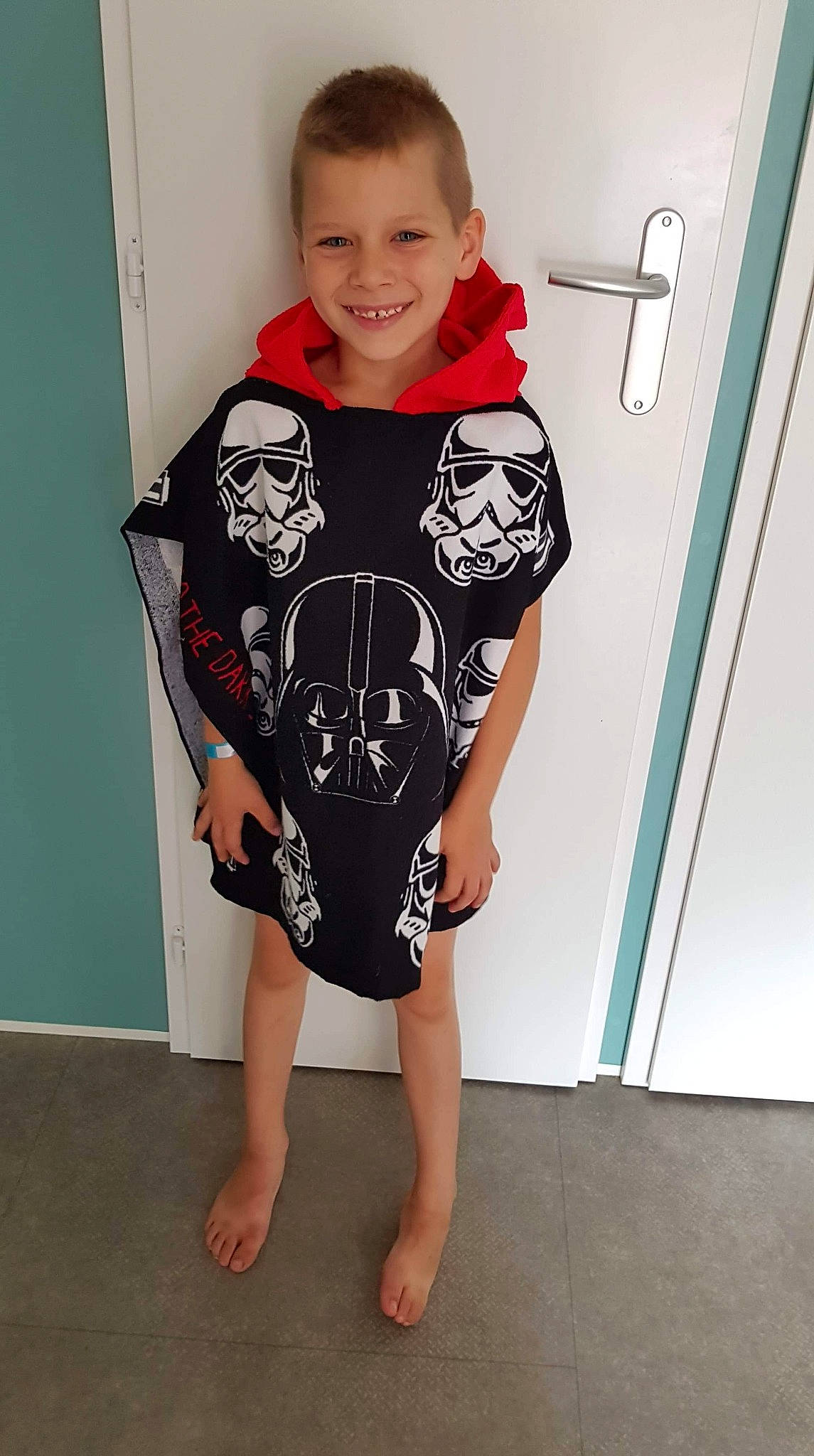 Ylan participe au concours pour gagner de l'argent avec cette photo : baby_toddler_clothing, design, fashion, fashion_design, happy, human_leg, joint, joy, knee, leg, one_piece_garment, pattern, person, personal_protective_equipment, sleeve, smile, sportswear, standing, street_fashion, t_shirt