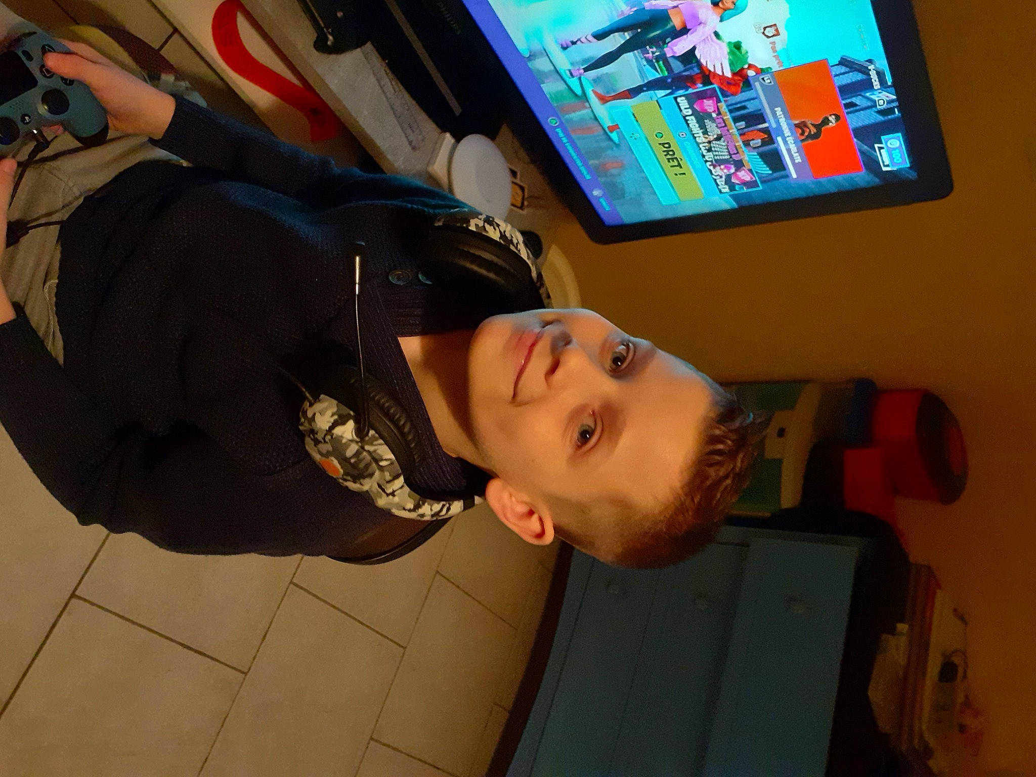 Ylan a rejoint le concours — aidez-le/la à gagner de superbes lots ! art, audio_equipment, backpack, child, display_device, eyewear, flooring, fun, gadget, joy, leisure, machine, multimedia, person, recreation, room, smile, t_shirt, television, television_set