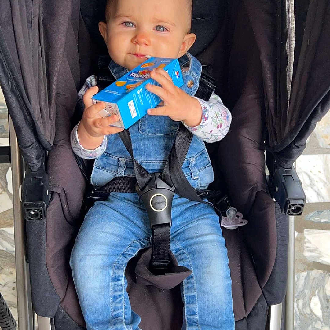 Shanna a rejoint le concours — aidez-le/la à gagner de superbes lots ! architecture, baby, building, clothing, coat, face, footwear, happy, head, jacket, jeans, outdoors, pants, person, photography, portrait, shelter, shoe, sitting, stroller