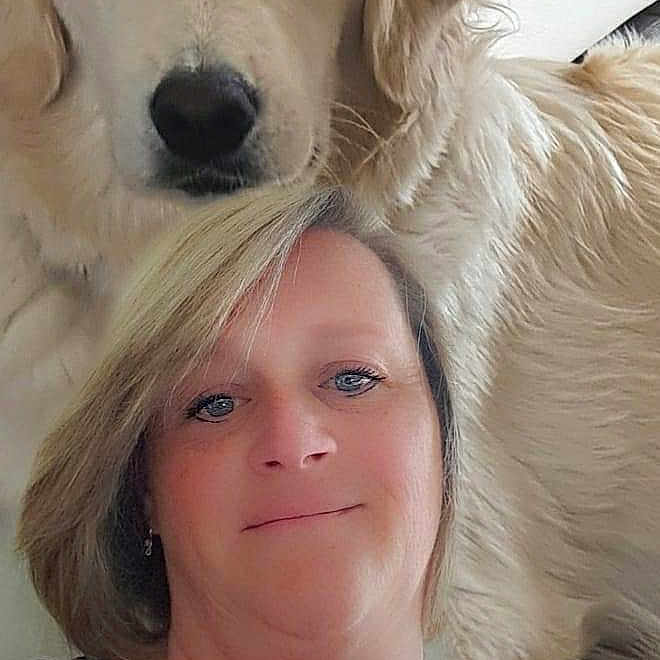 Pepsy participe au concours pour gagner de l'argent avec cette photo : woman, dog, golden_retriever, indoor, portrait, face, pet, animal, human, smile, blonde_hair, casual_clothing, closeup, companion, friendship, relaxing, home, cute, looking_at_camera, calm