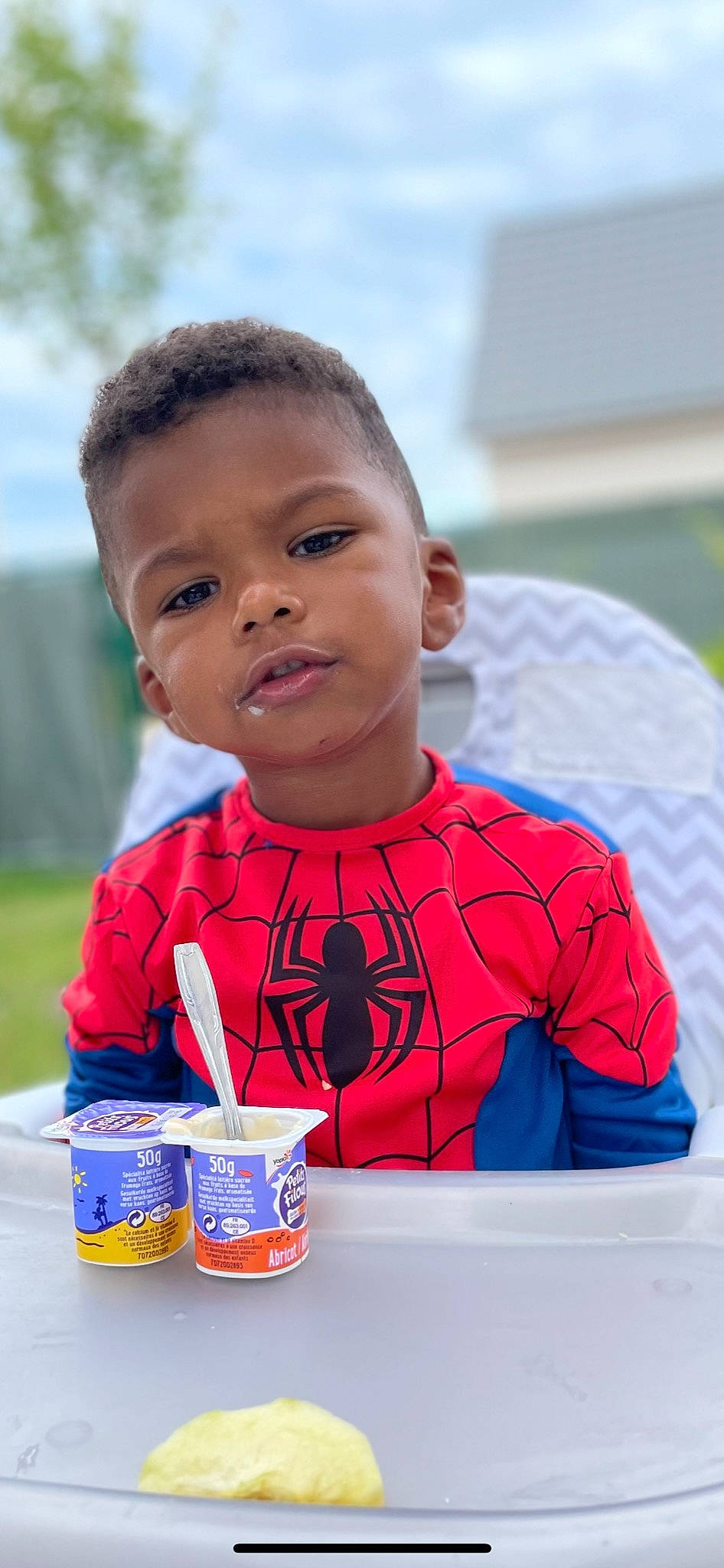 Issa participe au concours pour gagner de l'argent avec cette photo : child, cup, drink, drinking, drinkware, eating, event, fun, happy, junk_food, leisure, person, play, recreation, soft_drink, summer, t_shirt, table, tin_can, toddler