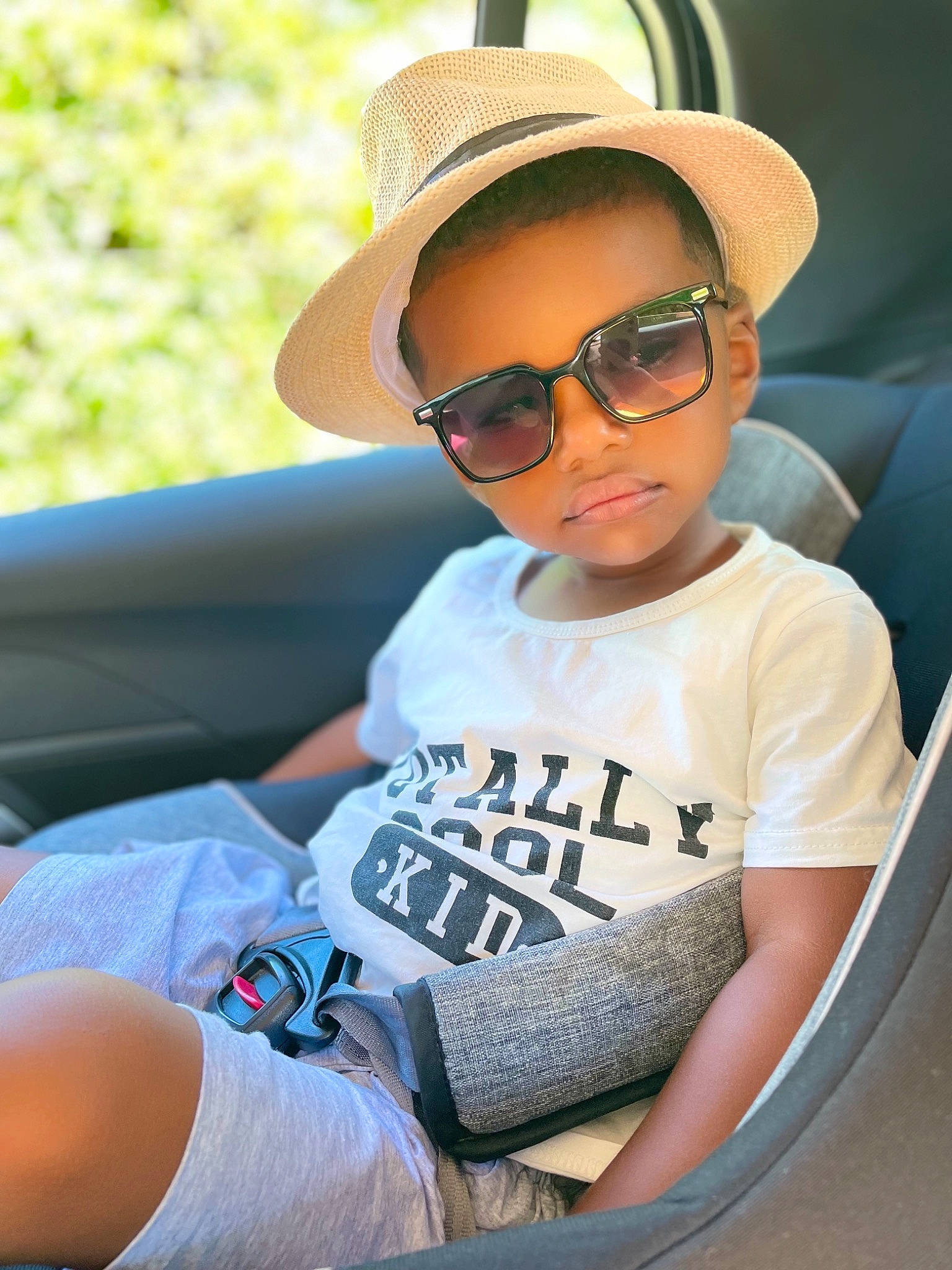 Issa a rejoint le concours — aidez-le/la à gagner de superbes lots ! arm, automotive_exterior, cap, clothing, comfort, cool, eyewear, facial_expression, finger, glasses, goggles, hat, headgear, leisure, lip, person, shoulder, summer, sun_hat, sunglasses