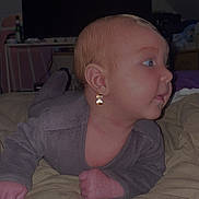 Maëlan participe au concours pour gagner de l'argent avec cette photo : baby, infant, tummy_time, side_profile, cheeks, onesie, bedding, blanket, hand, fingers, ear, portrait, indoor, low_light, television, bedroom, expression, cute, sleepwear, small_person