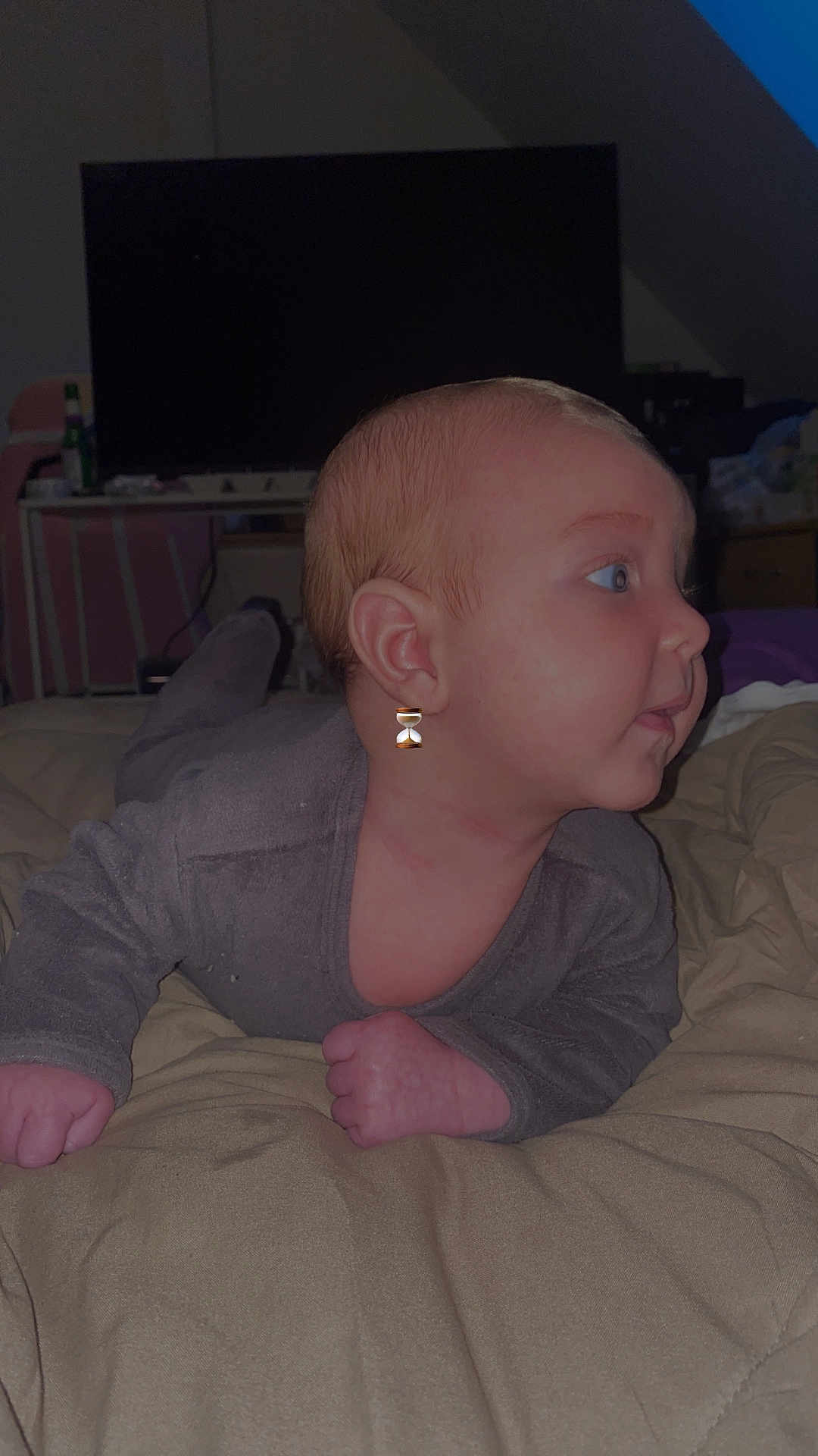 Maëlan participe au concours pour gagner de l'argent avec cette photo : baby, infant, tummy_time, side_profile, cheeks, onesie, bedding, blanket, hand, fingers, ear, portrait, indoor, low_light, television, bedroom, expression, cute, sleepwear, small_person