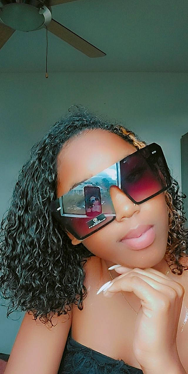 Illona participe au concours pour gagner de l'argent avec cette photo : audio_equipment, chest, eye_glass_accessory, eyebrow, eyelash, eyewear, flash_photography, glasses, goggles, headgear, human_body, lip, mouth, neck, person, personal_protective_equipment, selfie, shoulder, skin, sunglasses