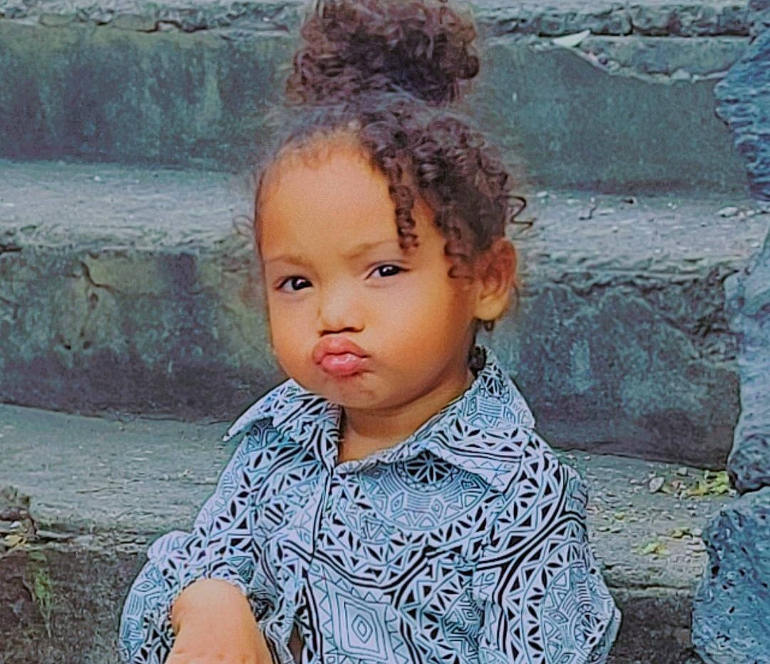 Malouane participe au concours pour gagner de l'argent avec cette photo : baby_toddler_clothing, beauty, black_hair, cheek, child, chin, cool, eye, eyebrow, forehead, happy, lip, nose, person, skin, smile, summer, t_shirt, temple, toddler