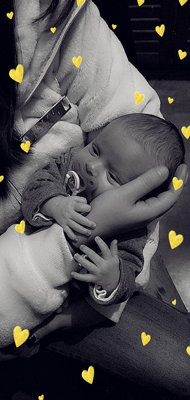 élya a rejoint le concours — aidez-le/la à gagner de superbes lots ! arm, baby, baby_products, baby_toddler_clothing, car_seat, child, comfort, finger, gesture, hand, happy, human_body, monochrome_photography, mouth, nail, person, snapshot, style, thumb, toddler