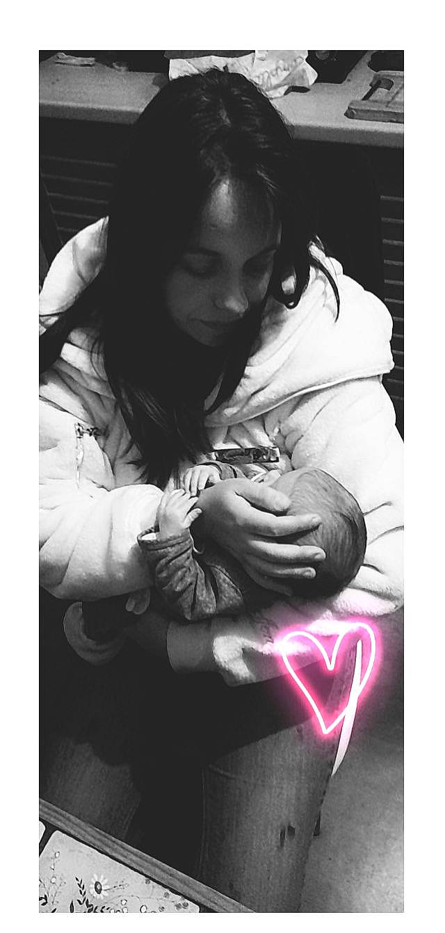 élya participe au concours pour gagner de l'argent avec cette photo : baby, black, black_and_white, child, comfort, darkness, elbow, electronic_device, flash_photography, gesture, hand, happy, love, monochrome, monochrome_photography, nail, person, portrait_photography, sitting, style