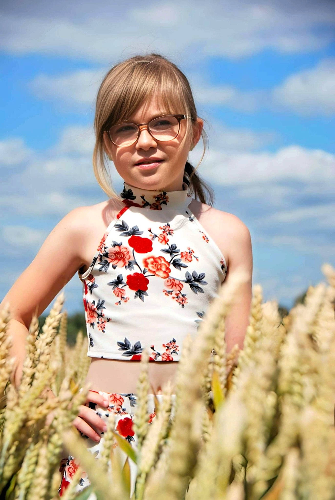 Giulia a rejoint le concours — aidez-le/la à gagner de superbes lots ! blond, brown_hair, cloud, eyewear, fashion_design, field, fun, glasses, grass, grassland, happy, joy, landscape, leisure, meadow, people_in_nature, person, plant, sky, sunglasses