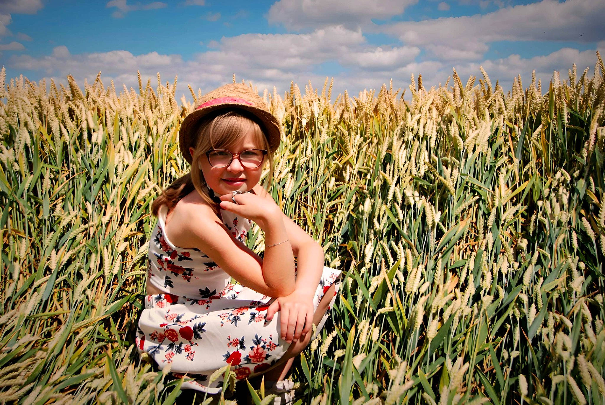 Giulia a rejoint le concours — aidez-le/la à gagner de superbes lots ! agriculture, blond, cloud, farmer, farmworker, field, flowering_plant, fun, grass, grass_family, grassland, happy, landscape, meadow, people_in_nature, person, plant, prairie, sky, smile