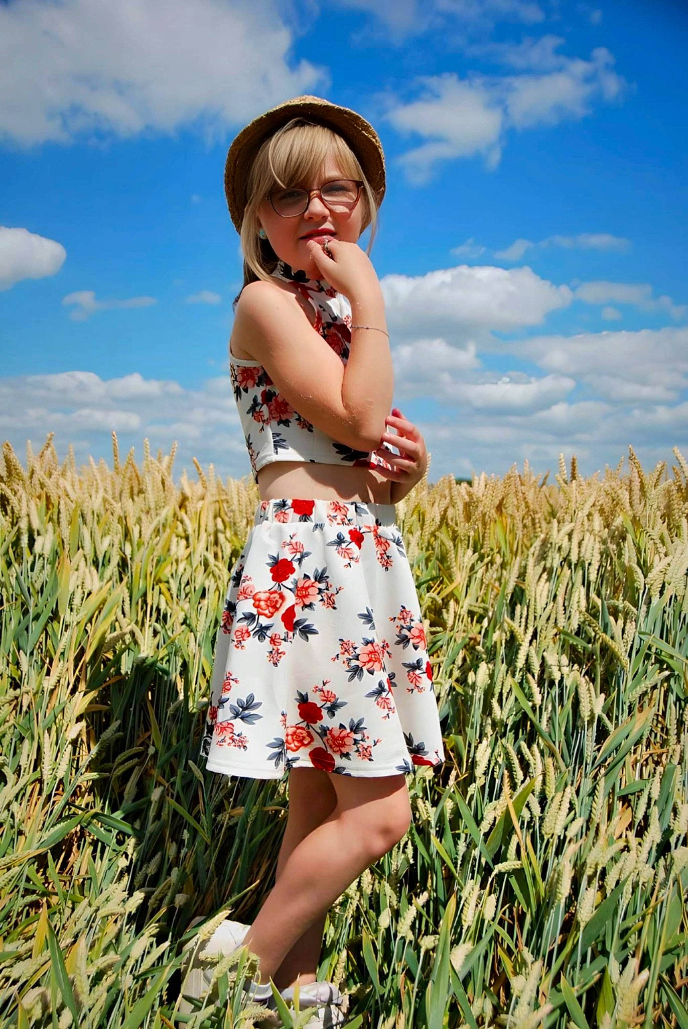 Giulia participe au concours pour gagner de l'argent avec cette photo : agriculture, blond, cloud, day_dress, dress, fashion_design, grass, grass_family, grassland, happy, human_leg, knee, long_hair, meadow, people_in_nature, person, plant, sky, thigh, tree