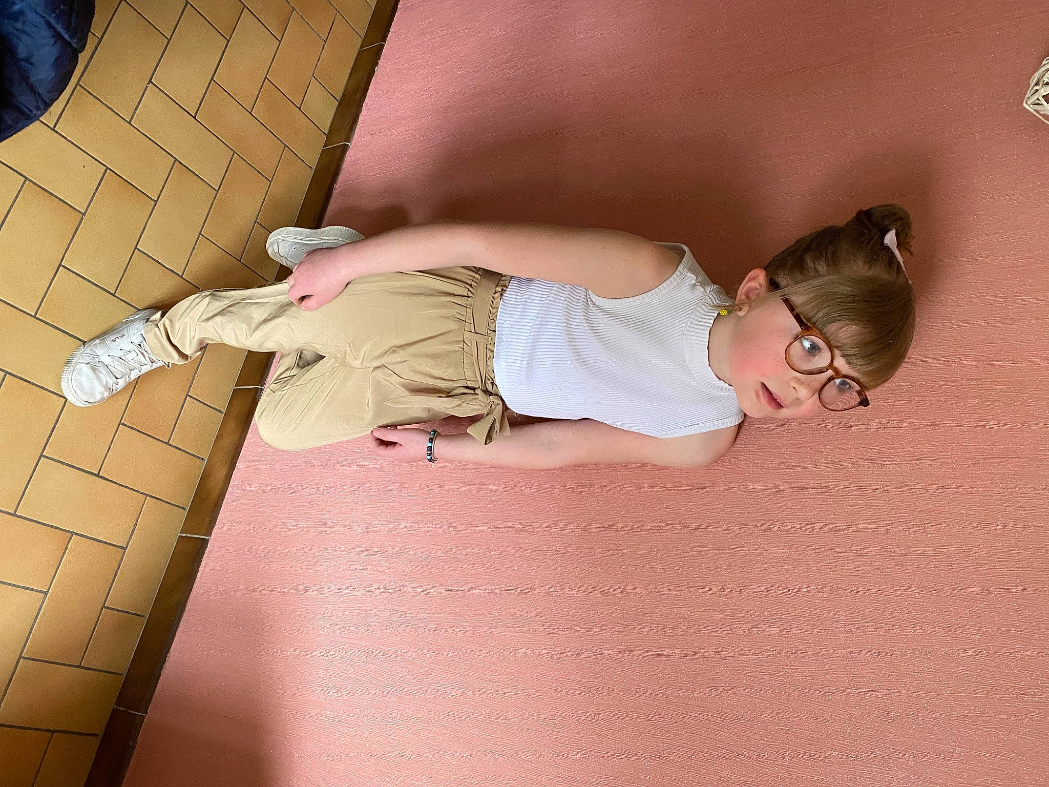 Giulia participe au concours pour gagner de l'argent avec cette photo : abdomen, arm, ceiling, comfort, elbow, floor, flooring, fun, hardwood, human_body, human_leg, joint, knee, magenta, person, pink, room, thigh, toddler, trunk