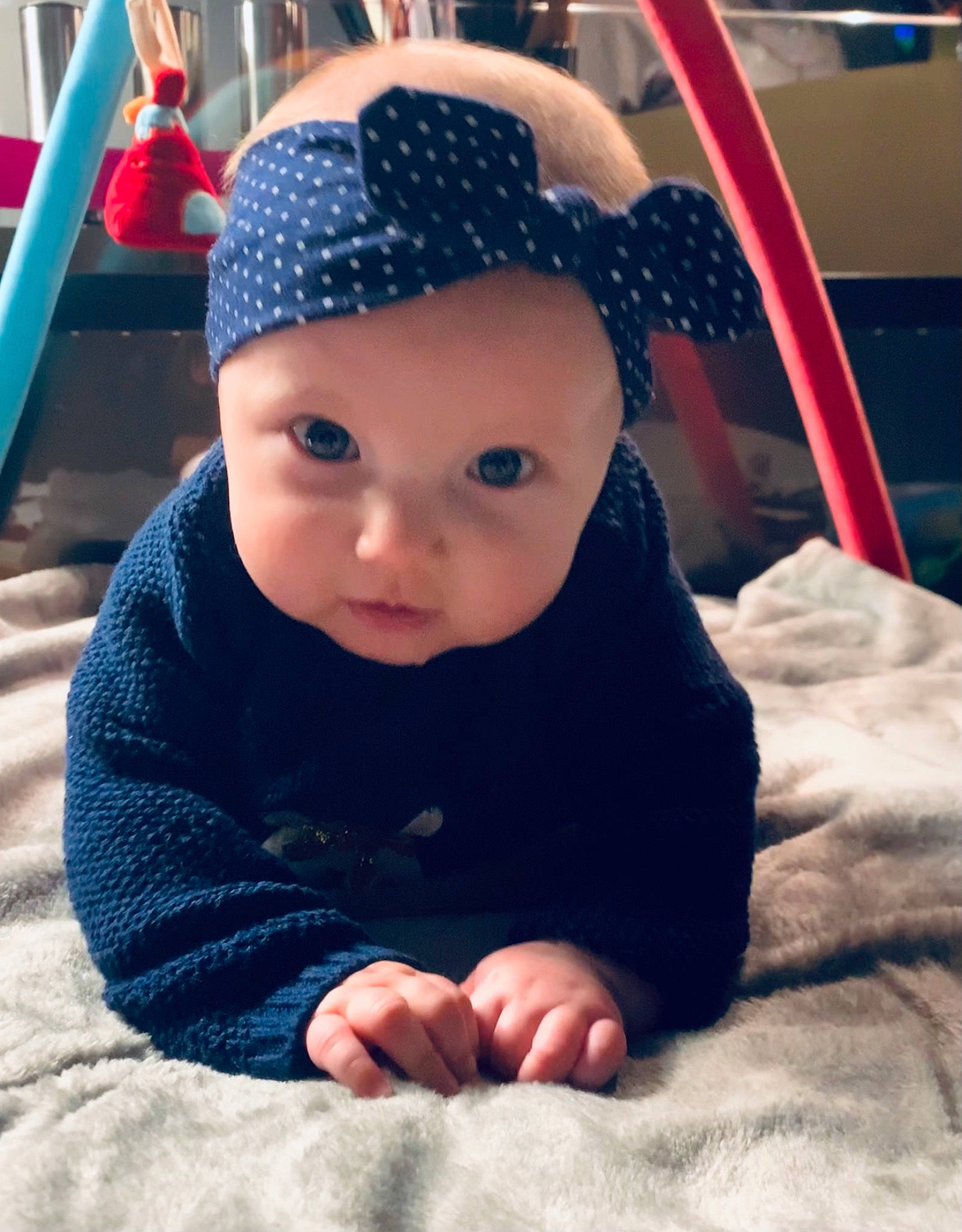 Ines participe au concours pour gagner de l'argent avec cette photo : baby, baby_toddler_clothing, beanie, blue, cap, cheek, child, electric_blue, eye, fashion_accessory, flooring, fun, grass, happy, headgear, headwear, knit_cap, person, selfie, toddler