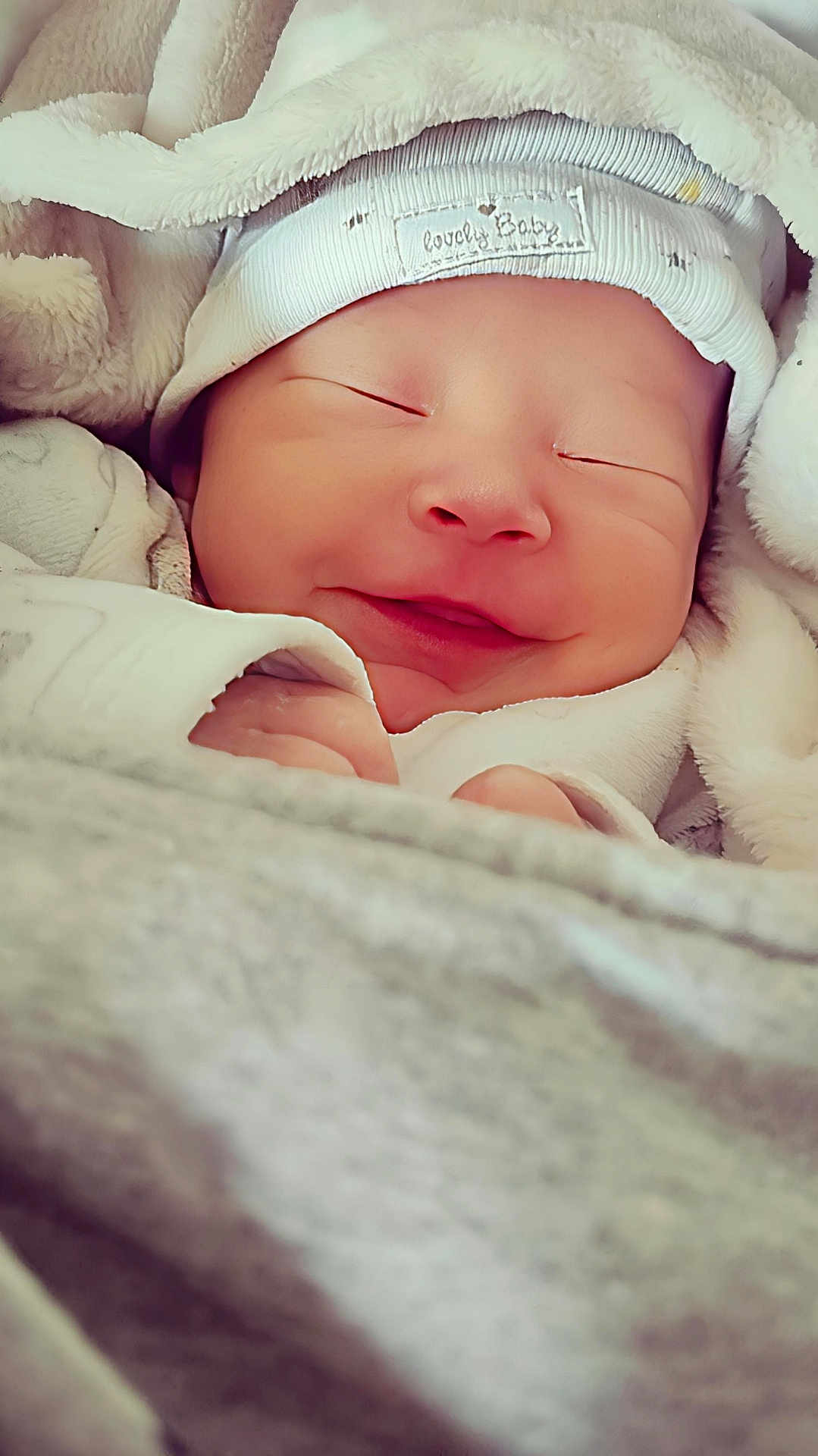 Louna a rejoint le concours — aidez-le/la à gagner de superbes lots ! newborn, baby, smiling, hat, blanket, cozy, sleeping, wrapped, closeup, infant, cute, soft, warm, peaceful, face, portrait, child, resting, adorable, comfort