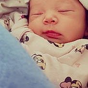 Louna a rejoint le concours — aidez-le/la à gagner de superbes lots ! baby, blanket, cartoon_characters, child, closeup, clothing, cozy, cute, face, hat, indoors, infant, newborn, onesie, peaceful, portrait, resting, sleeping, soft_texture, warm