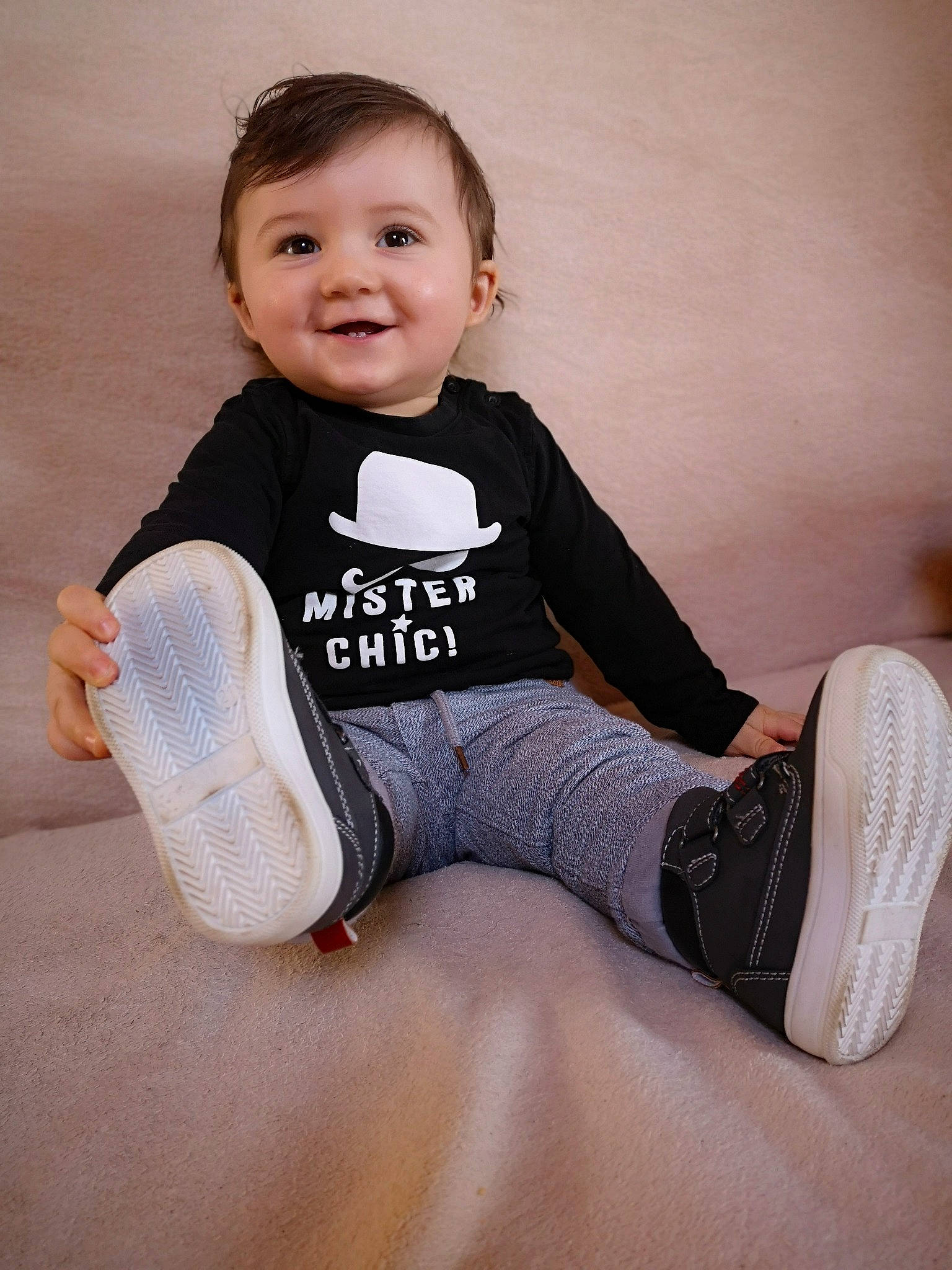 Lèony a rejoint le concours — aidez-le/la à gagner de superbes lots ! baby, child, flooring, joint, joy, knee, leg, person, product, shoe, sitting, sock, toddler