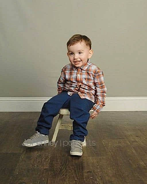 Paul is registered to the contest to win money with this photo: child, child_model, floor, footwear, joy, person, photography, play, shoe, sitting, sleeve, standing, stock_photography, toddler