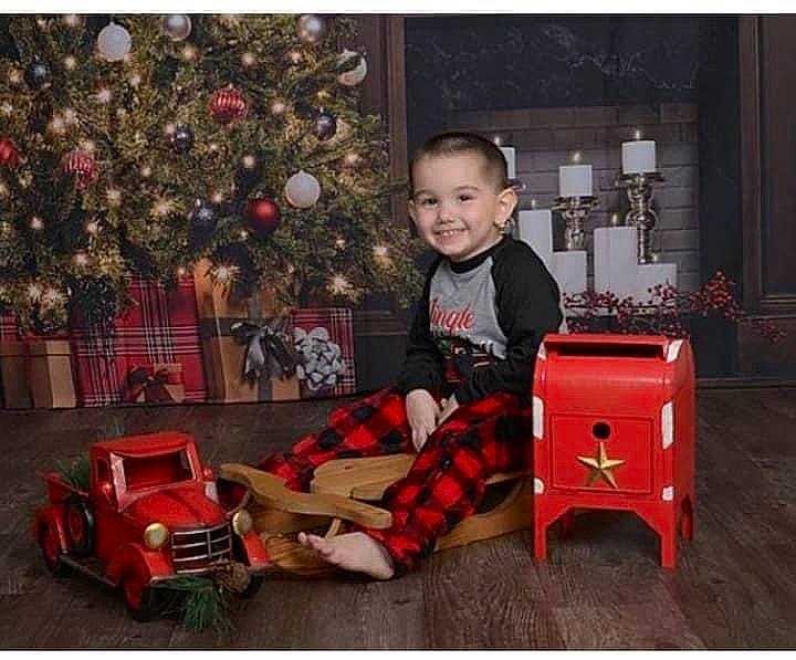 Paul is registered to the contest to win money with this photo: baby, baggage, christmas, christmas_decoration, christmas_eve, christmas_lights, christmas_ornament, christmas_tree, classic_car, conifer, holiday, holiday_ornament, interior_design, joy, model_car, ornament, person, plaid, play, red