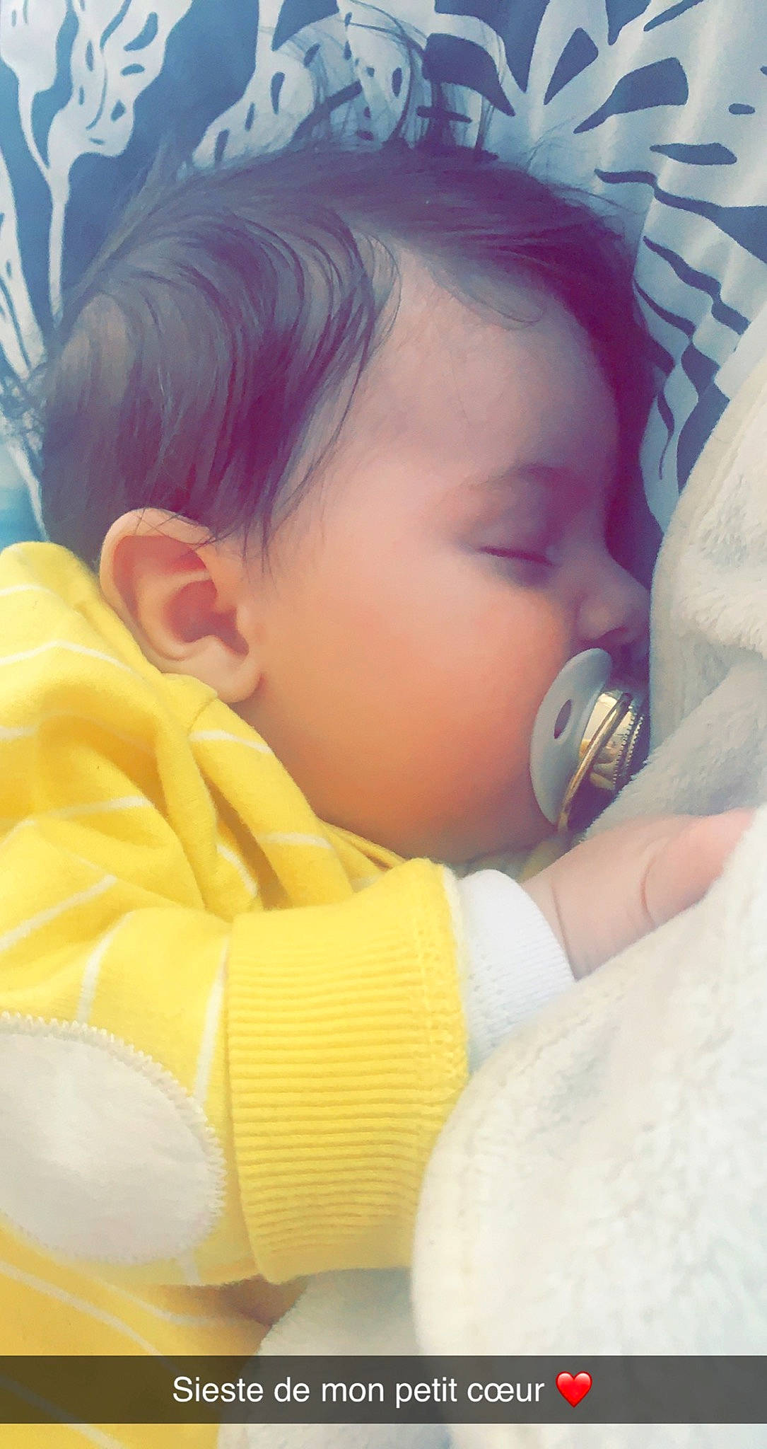 Naïl a rejoint le concours — aidez-le/la à gagner de superbes lots ! baby, baby_sleeping, baby_toddler_clothing, cheek, child, chin, comfort, ear, eyebrow, eyelash, finger, gesture, happy, head, mouth, nose, person, skin, textile, thumb