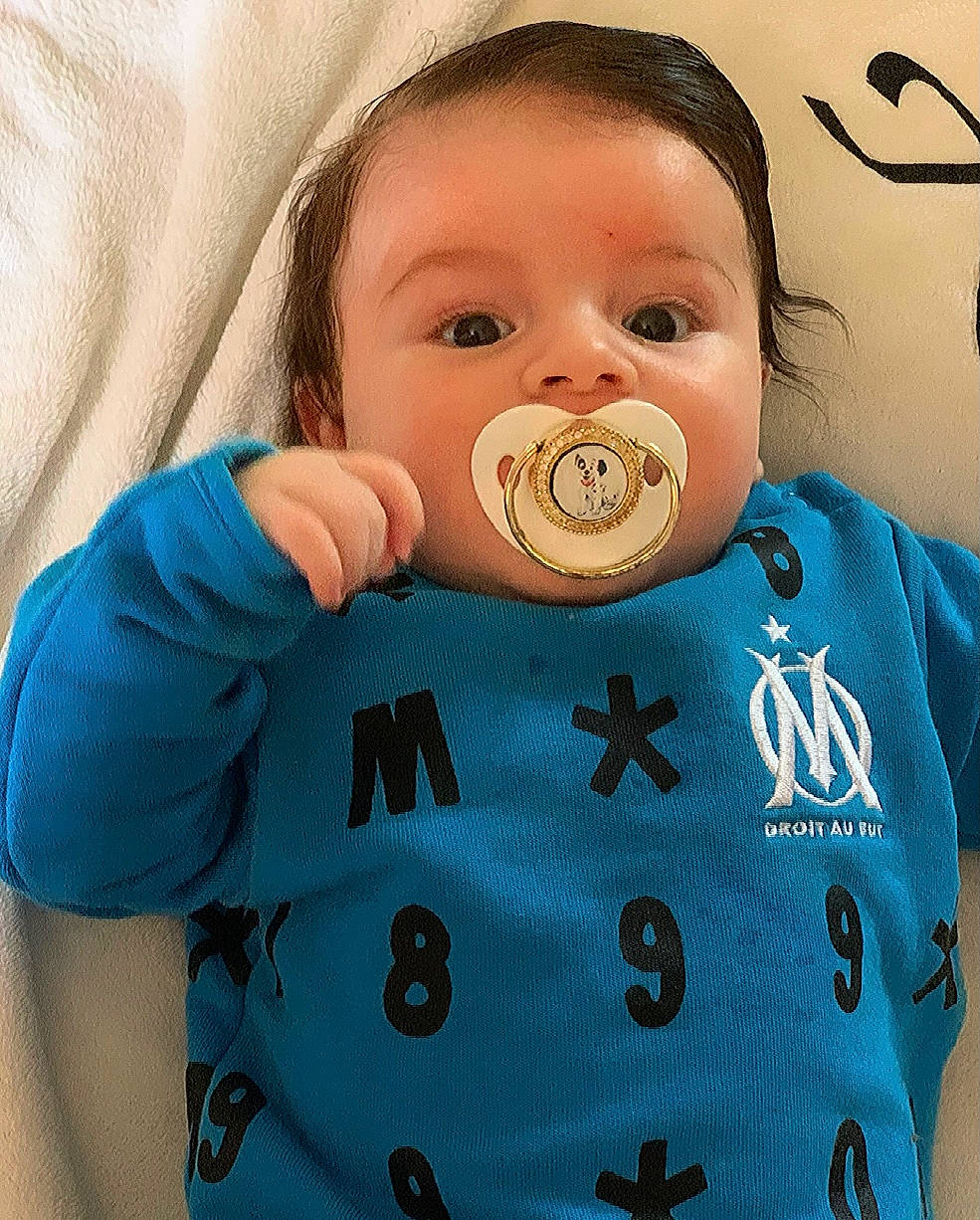 Naïl participe au concours pour gagner de l'argent avec cette photo : baby, baby_toddler_clothing, cheek, eye, eyebrow, eyelash, face, facial_expression, gesture, happy, head, iris, lip, neck, nose, organ, outerwear, person, skin, sleeve