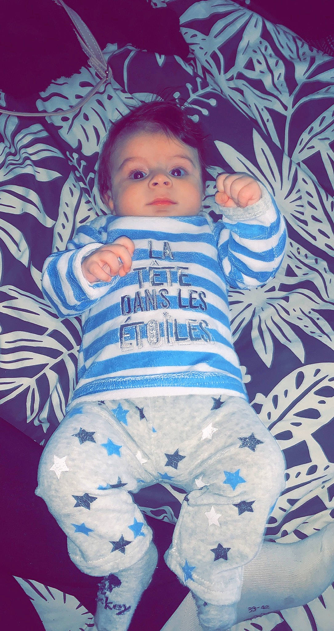 Naïl participe au concours pour gagner de l'argent avec cette photo : azure, baby, baby_toddler_clothing, blue, cool, eye, finger, flash_photography, gesture, hair, happy, head, outerwear, person, pink, plant, product, skin, sleeve, standing