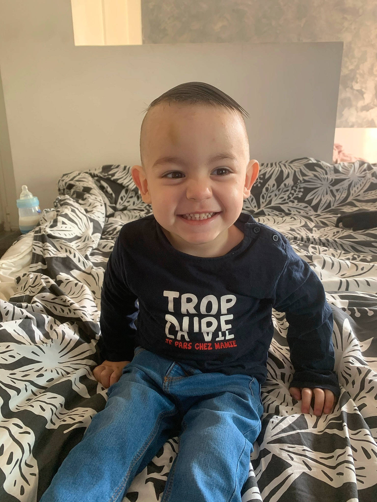 Vincenzo a rejoint le concours — aidez-le/la à gagner de superbes lots ! arm, baby_toddler_clothing, cheek, child, comfort, cool, flooring, fun, hairstyle, happy, iris, jeans, joy, leg, organ, person, skin, sleeve, smile, standing