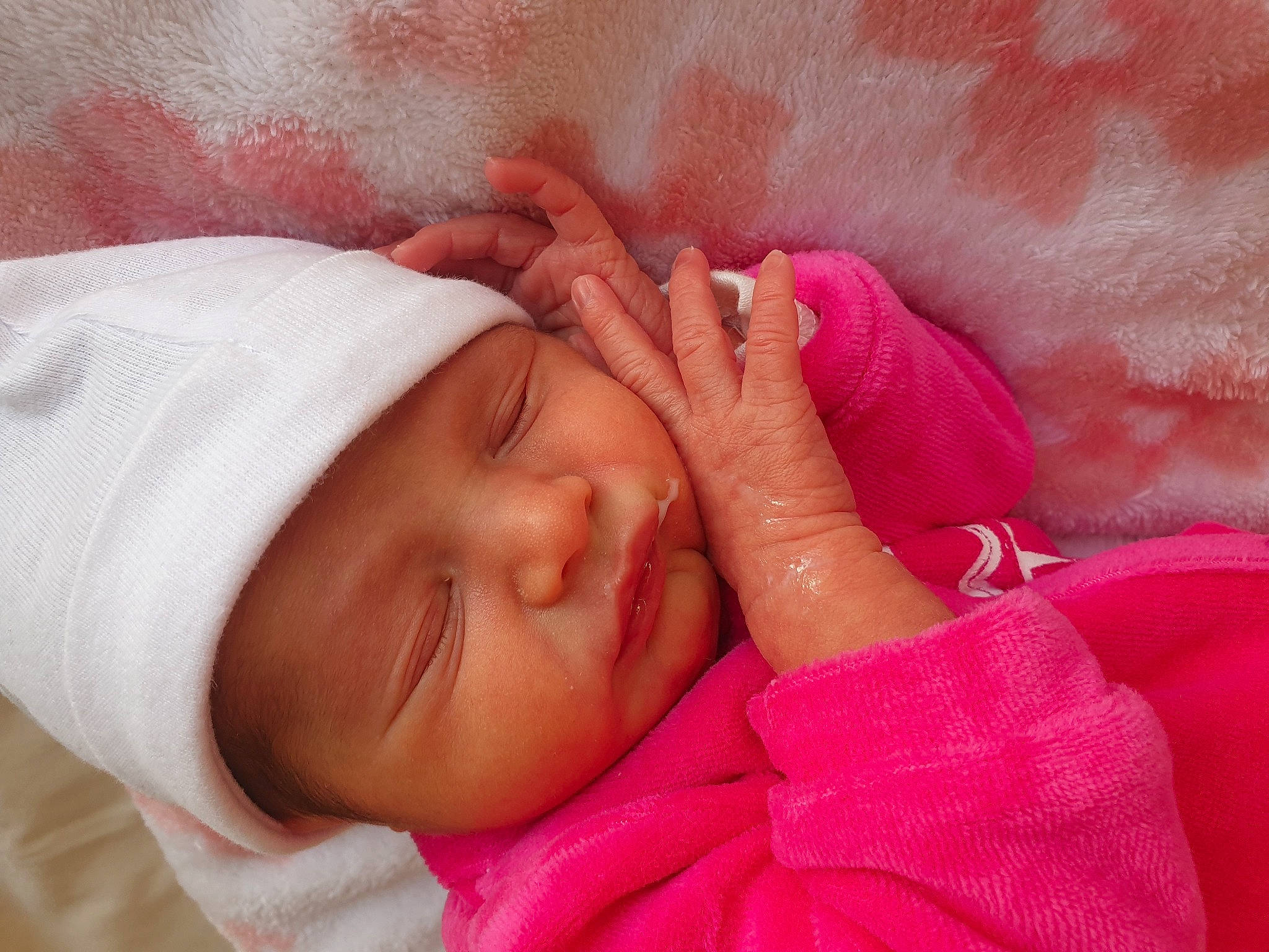 Maddy a rejoint le concours — aidez-le/la à gagner de superbes lots ! baby, baby_sleeping, baby_toddler_clothing, bedtime, cheek, comfort, eyebrow, eyelash, finger, gesture, headgear, headwear, iris, linens, lip, mouth, nose, person, pink, skin