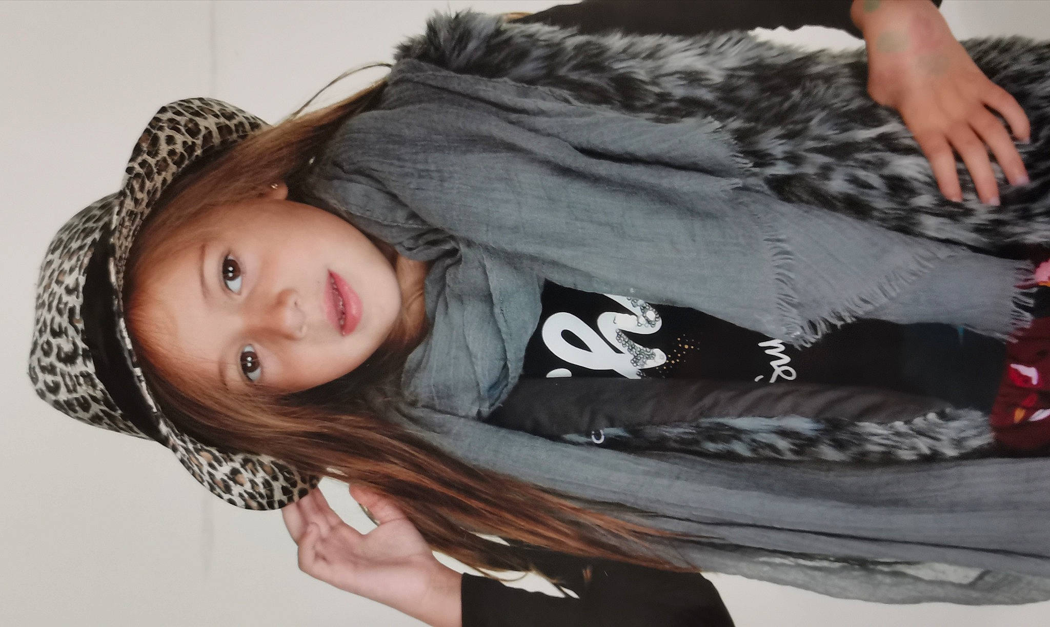 Thaïs participe au concours pour gagner de l'argent avec cette photo : black_hair, brown_hair, comfort, elbow, flash_photography, fun, fur, headwear, joint, long_hair, neck, person, photo_shoot, portrait_photography, shoulder, sitting, sleeve, street_fashion, t_shirt, tree