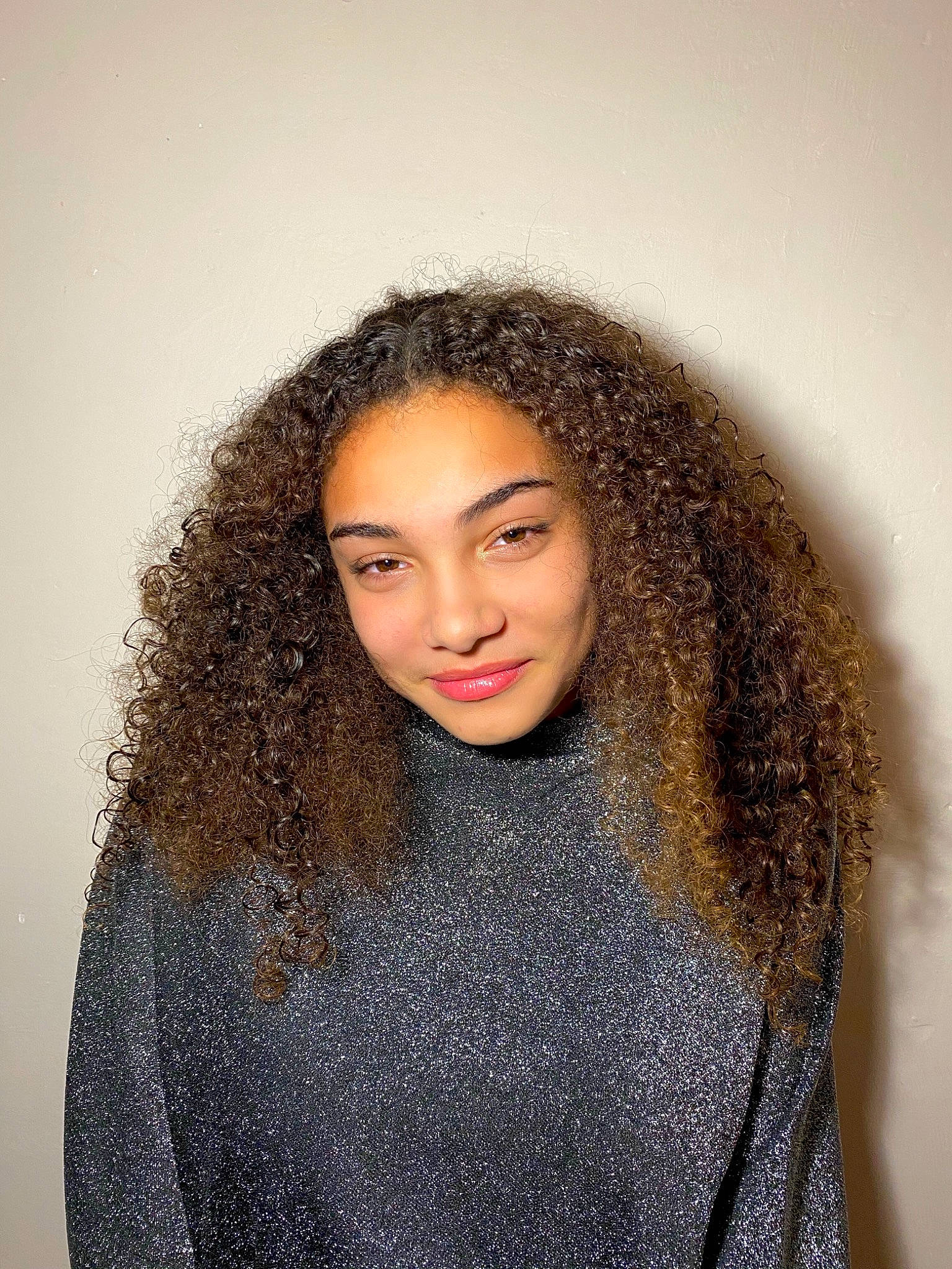 Naomy participe au concours pour gagner de l'argent avec cette photo : black_hair, brown_hair, electric_blue, eye, eyebrow, eyelash, fashion_design, fashion_model, flash_photography, grey, hair, hairstyle, happy, joy, lip, long_hair, neck, nose, person, smile