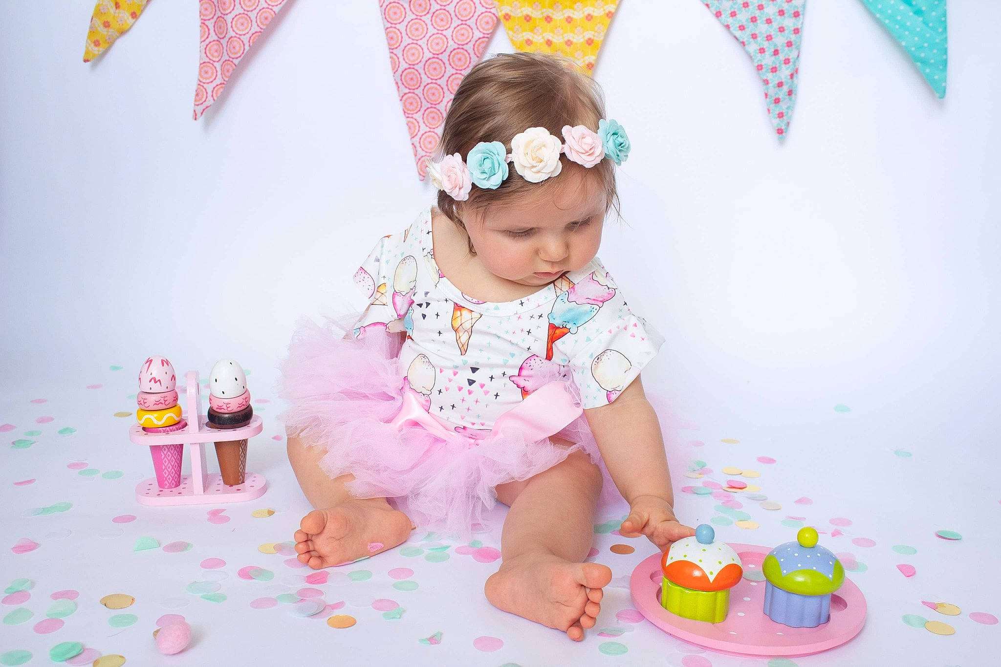 Lyana a rejoint le concours — aidez-le/la à gagner de superbes lots ! baby, baby_toddler_clothing, birthday, birthday_party, child, hair_accessory, headwear, party, party_hat, party_supply, person, pink, play, toddler