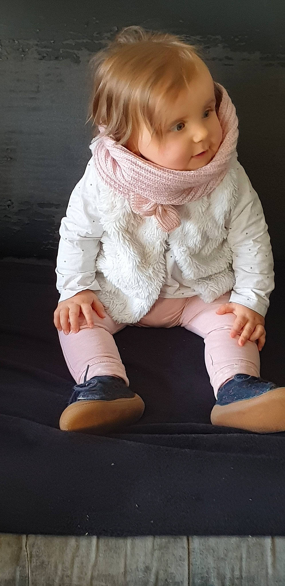 Lyana a rejoint le concours — aidez-le/la à gagner de superbes lots ! baby, beige, blond, cheek, child, child_model, knee, leg, outerwear, person, shoe, sitting, skin, standing, toddler