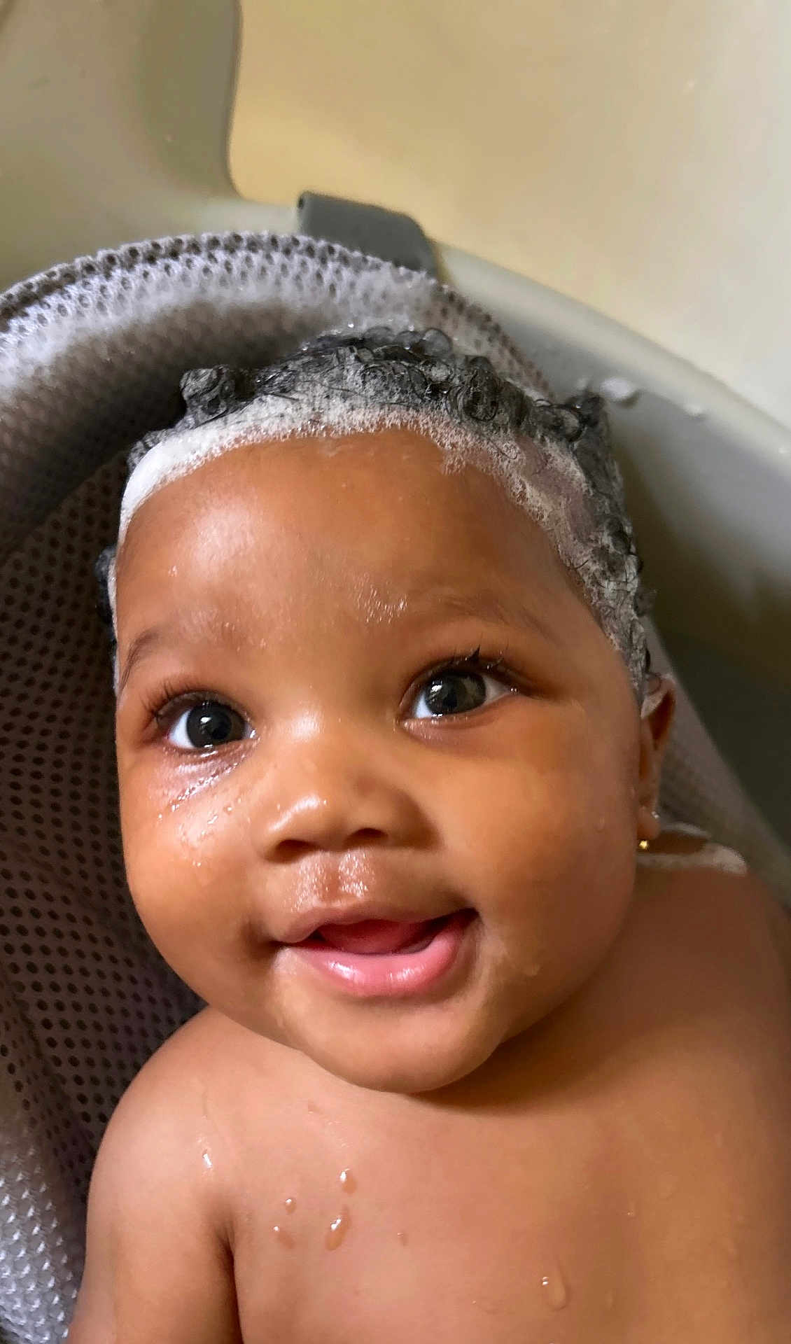 Kariyah is registered to the contest to win money with this photo: baby, child, bath, water, foam, shampoo, smile, face, skin, droplets, head, eyes, ears, shoulders, seat, bathtub, cute, happy, indoors, portrait
