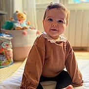 Emy a rejoint le concours — aidez-le/la à gagner de superbes lots ! baby, barefoot, basket, black_leggings, blanket, child, clothing, cute, face, happy, home, indoors, infant, lace_collar, portrait, sitting, smiling, soft_light, toy, window