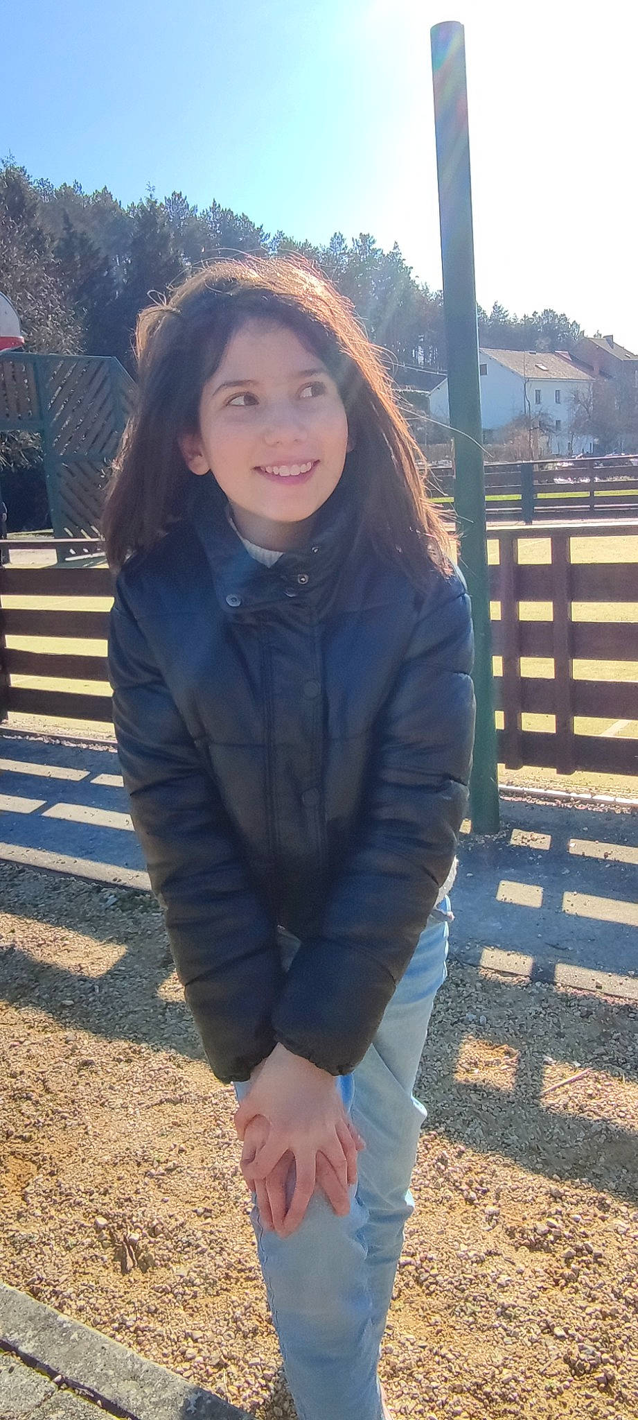 Luna a rejoint le concours — aidez-le/la à gagner de superbes lots ! brown_hair, denim, electric_blue, eye, face, flash_photography, fun, grass, hair, happy, head, joy, leisure, long_hair, person, sky, sleeve, smile, tree, waist