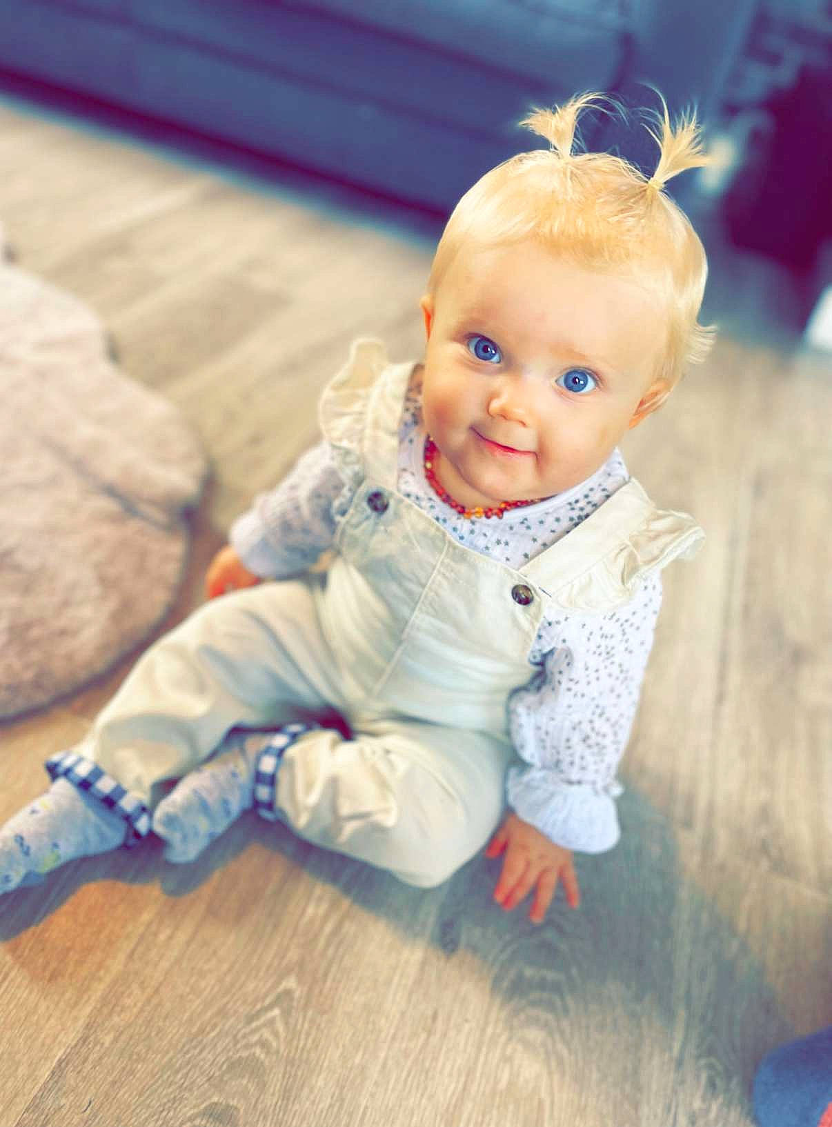 Zélie a rejoint le concours — aidez-le/la à gagner de superbes lots ! baby, baby_toddler_clothing, cheek, child, face, flash_photography, floor, flooring, fun, grass, happy, hardwood, iris, leisure, nose, person, skin, sleeve, smile, toddler