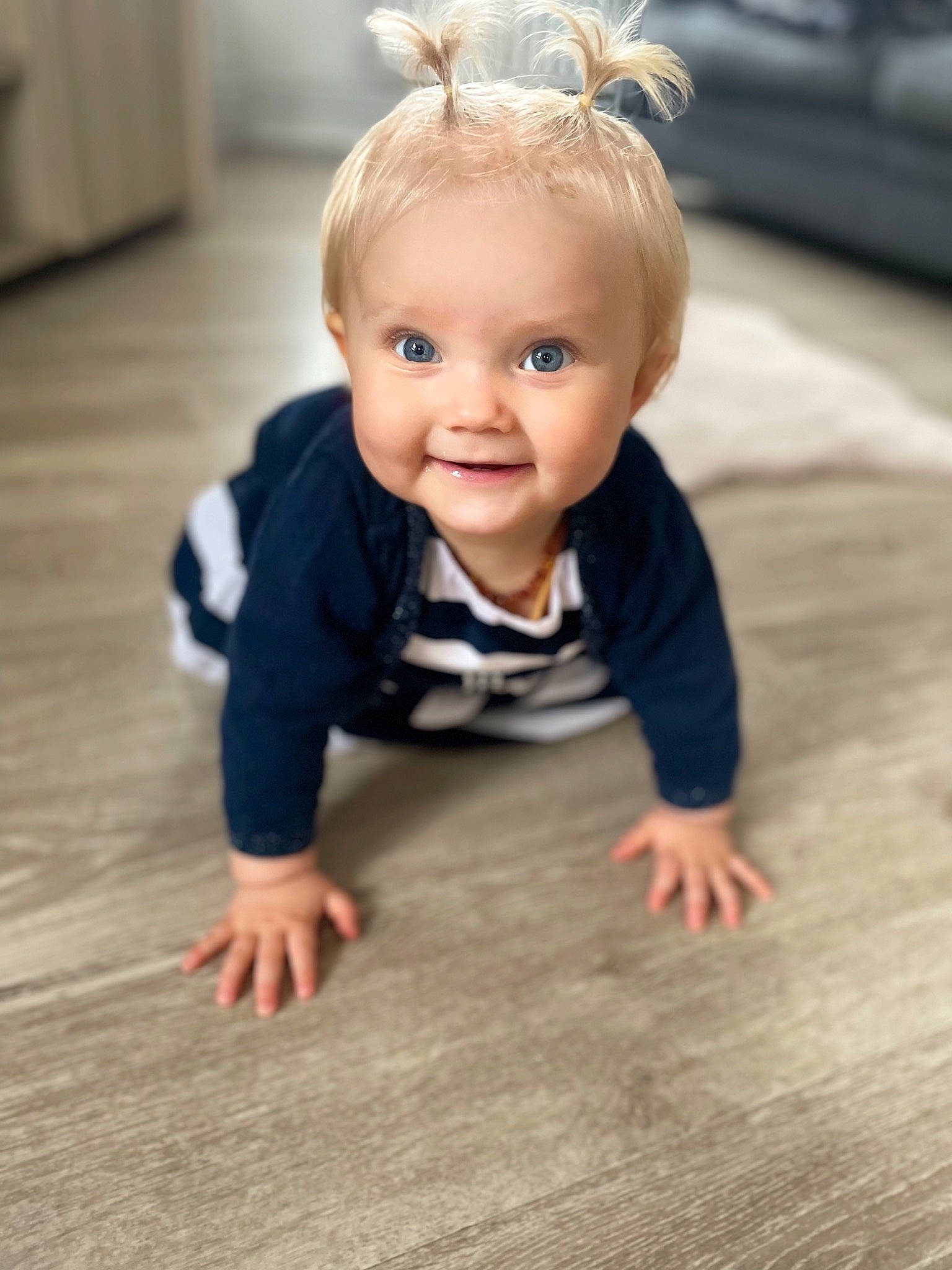 Zélie participe au concours pour gagner de l'argent avec cette photo : baby_toddler_clothing, cheek, chin, dress, eye, flash_photography, floor, flooring, grey, hair, happy, hardwood, human_body, iris, mammal, person, plant, skin, smile, standing