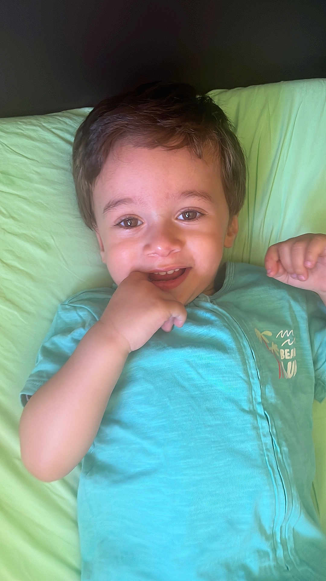 Gabriel Assaf a rejoint le concours — aidez-le/la à gagner de superbes lots ! baby, casual_clothing, child, cute, face, hand, happy, head, indoors, lying_down, person, pillow, portrait, relaxed, skin, small_child, smiling, toddler, turquoise_shirt, young_child