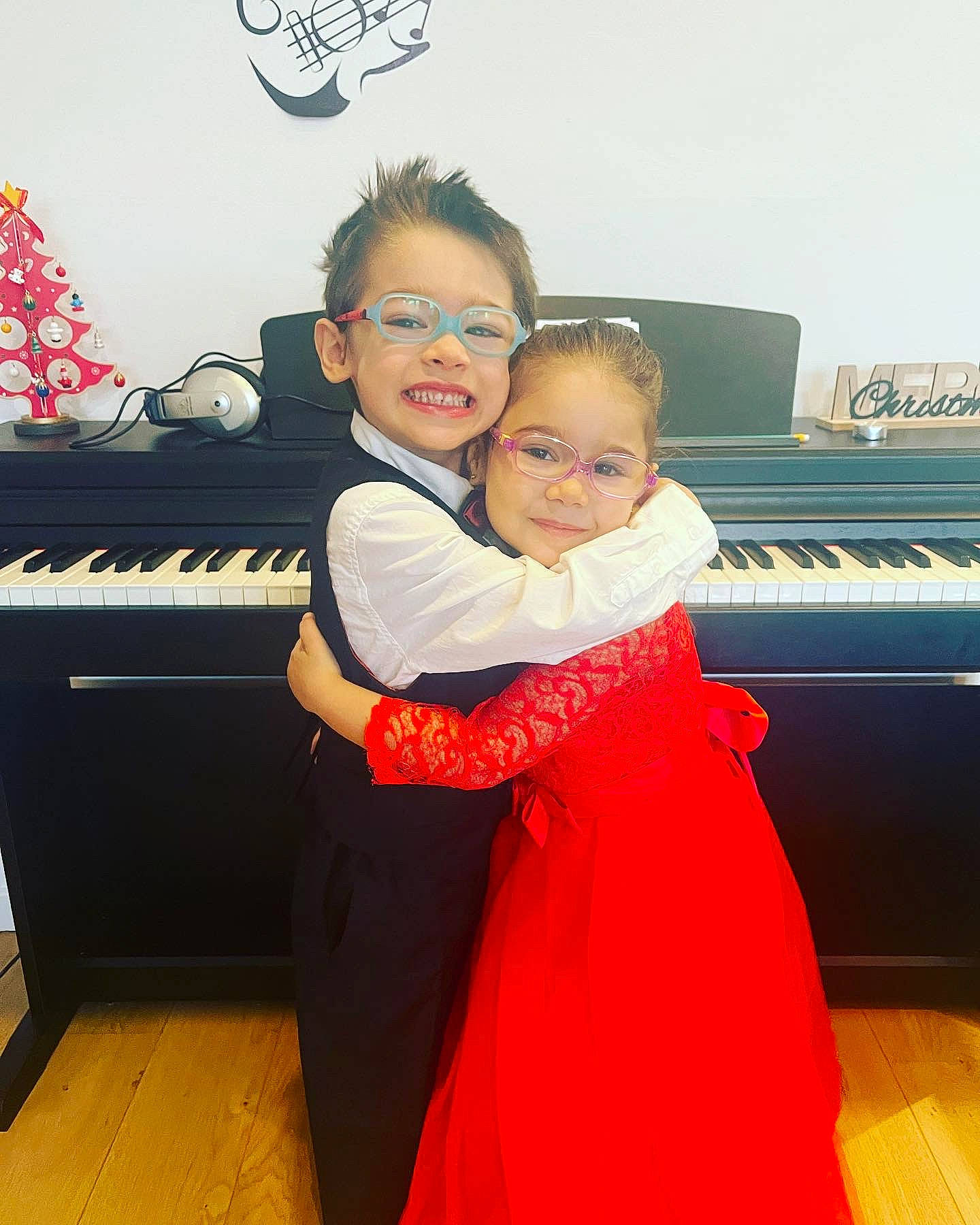 Bettina a rejoint le concours — aidez-le/la à gagner de superbes lots ! digital_piano, dress, electronic_device, event, formal_wear, happy, joy, keyboard, music, musical_instrument, musical_keyboard, musician, organ, person, pianist, piano, recital, skin, smile, standing